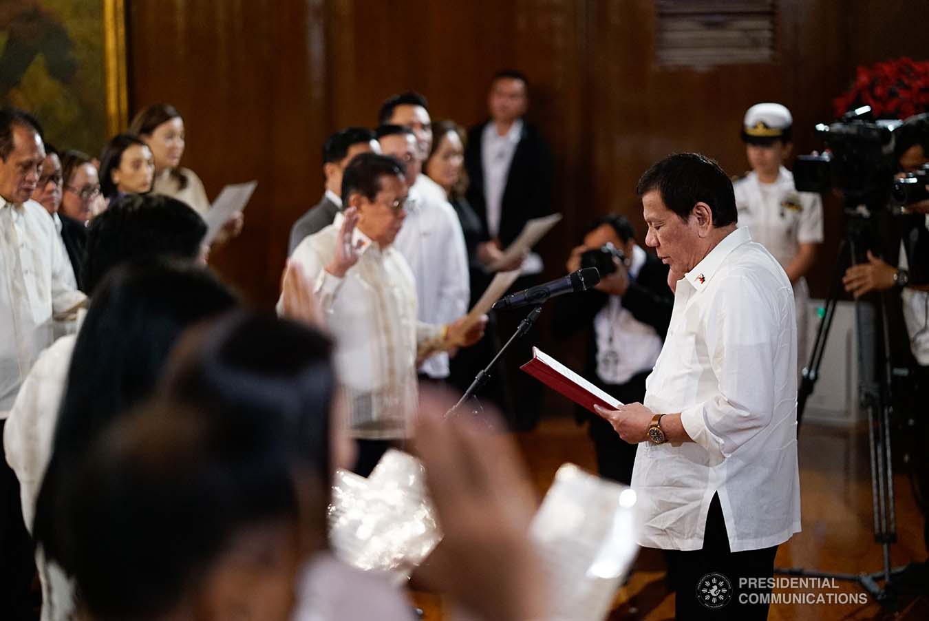 President Rodrigo Roa Duterte administers the oath to the newly-elected officers of the League of Municipalities of the Philippines during a ceremony at the Malacañan Palace on December 3, 2019. KING RODRIGUEZ/PRESIDENTIAL PHOTO