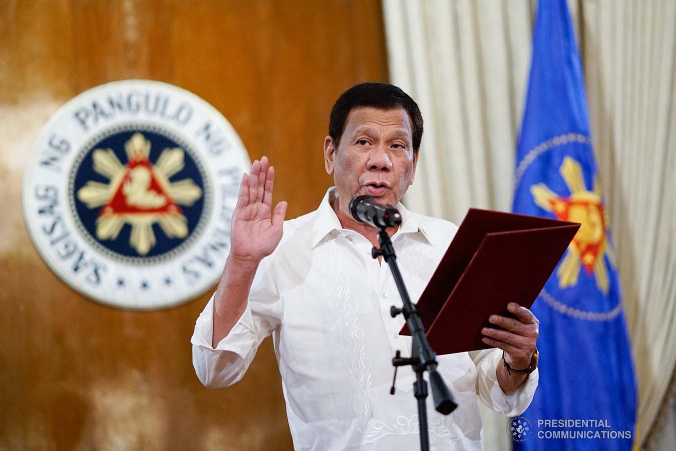 President Rodrigo Roa Duterte administers the oath to the newly-elected officers of the League of Municipalities of the Philippines during a ceremony at the Malacañan Palace on December 3, 2019. KING RODRIGUEZ/PRESIDENTIAL PHOTO