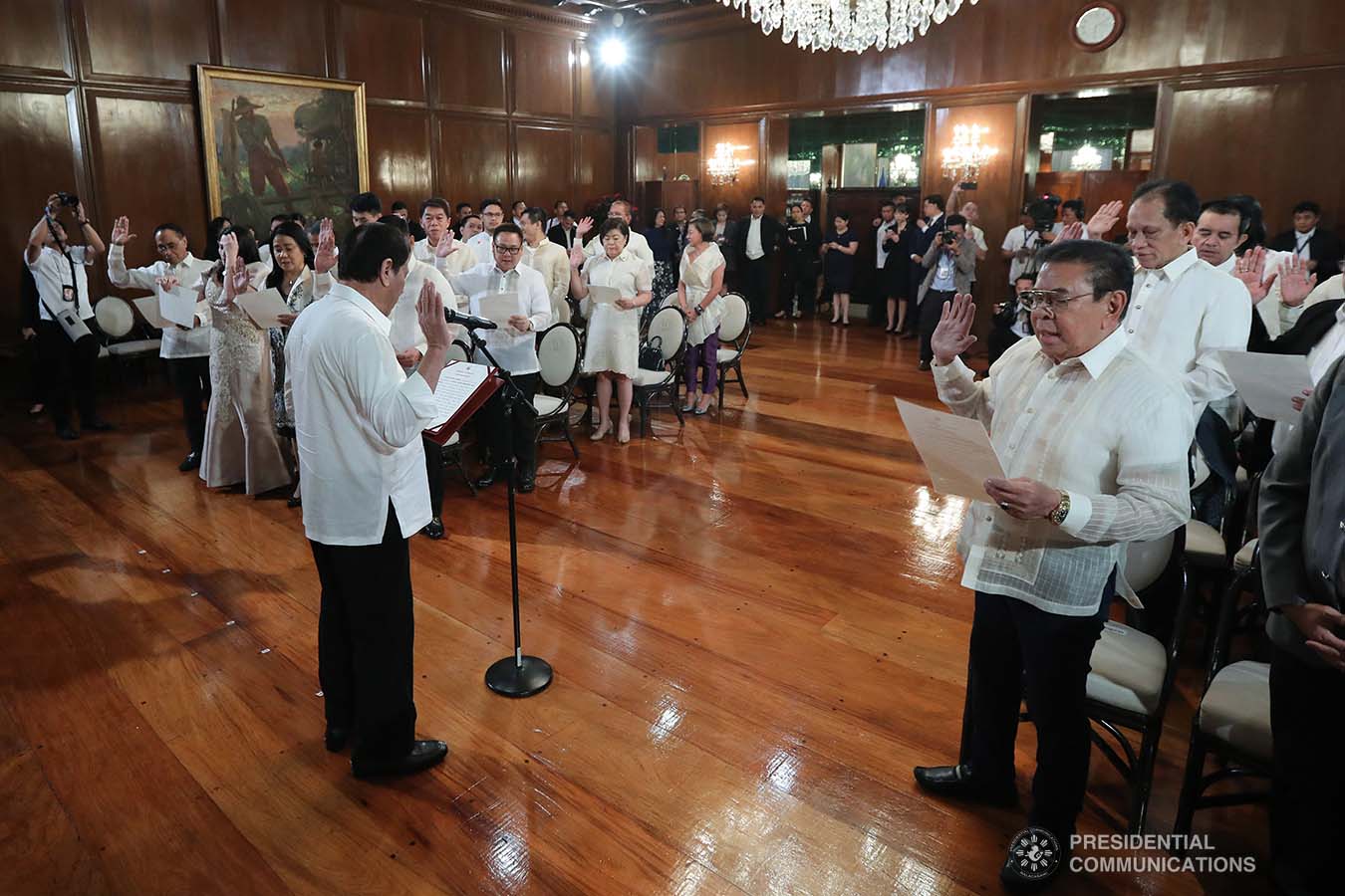 President Rodrigo Roa Duterte administers the oath to the newly-elected officers of the League of Municipalities of the Philippines during a ceremony at the Malacañan Palace on December 3, 2019. VALERIE ESCALERA/PRESIDENTIAL PHOTO
