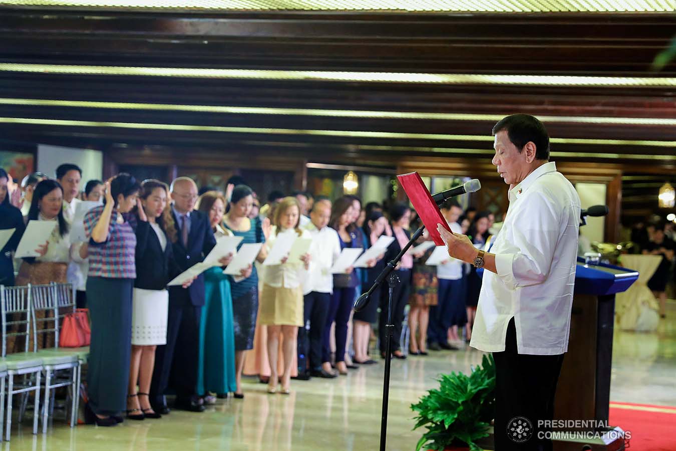 President Rodrigo Roa Duterte inducts the newly-appointed government officials during a ceremony at the Malacañan Palace on December 3, 2019. VALERIE ESCALERA/PRESIDENTIAL PHOTO
