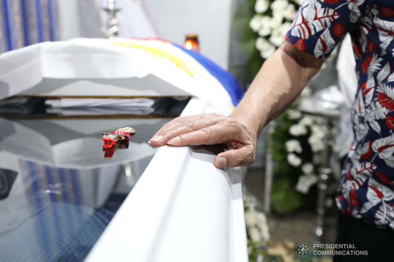 President Rodrigo Roa Duterte posthumously awards the Order of Lapu-Lapu Rank of Kalasag to the late Police Senior Master Sergeant Jason Magno as he visits the wake in Initao, Misamis Oriental on December 5, 2019. TOTO LOZANO/PRESIDENTIAL PHOTO