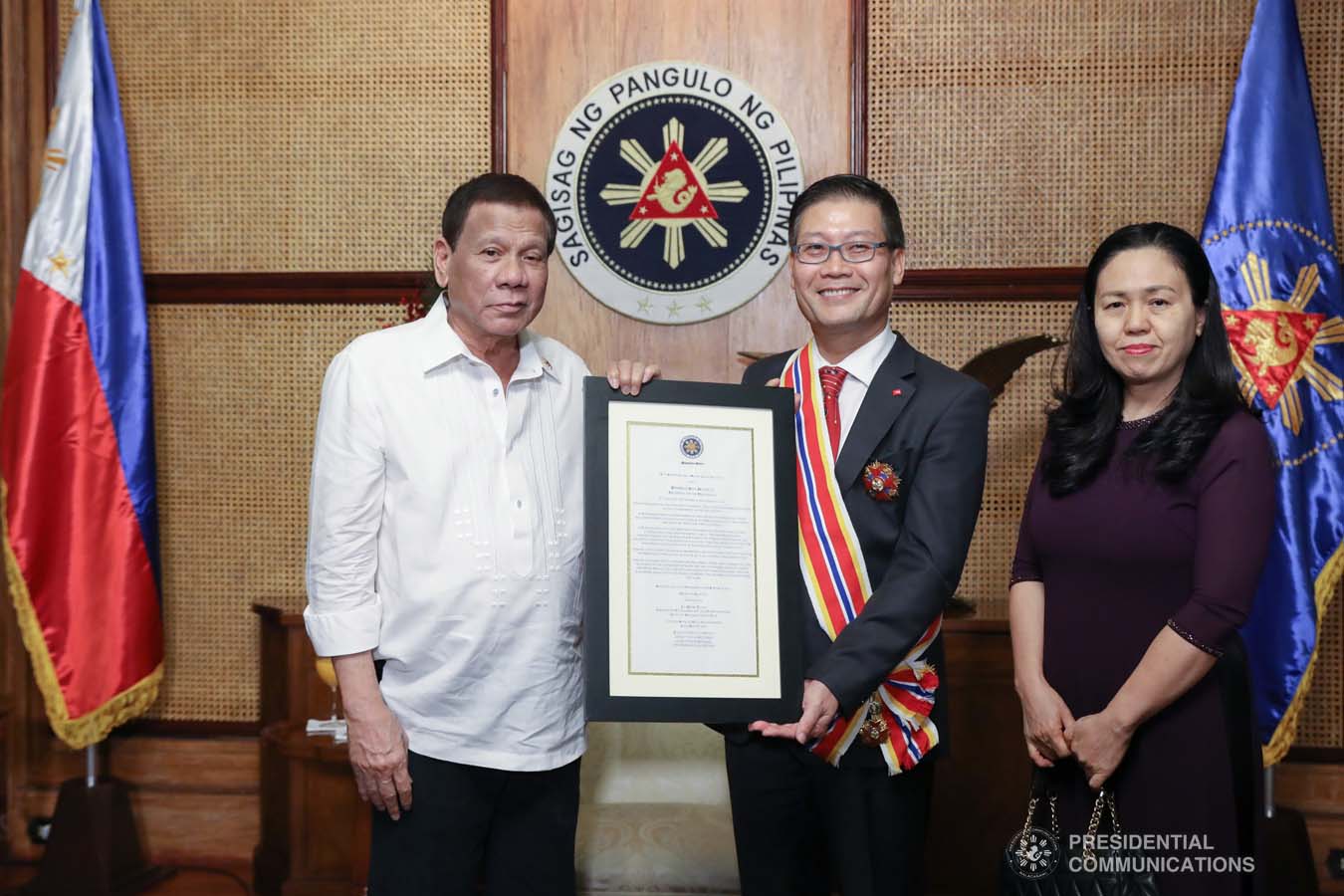President Rodrigo Roa Duterte confers the Order of Sikatuna with the Rank of Datu on outgoing Ambassador of the Socialist Republic of Vietnam to the Philippines Ly Quoc Tuan during his farewell call to the President at the Malacañan Palace on December 11, 2019. ROBINSON NIÑAL JR./PRESIDENTIAL PHOTO