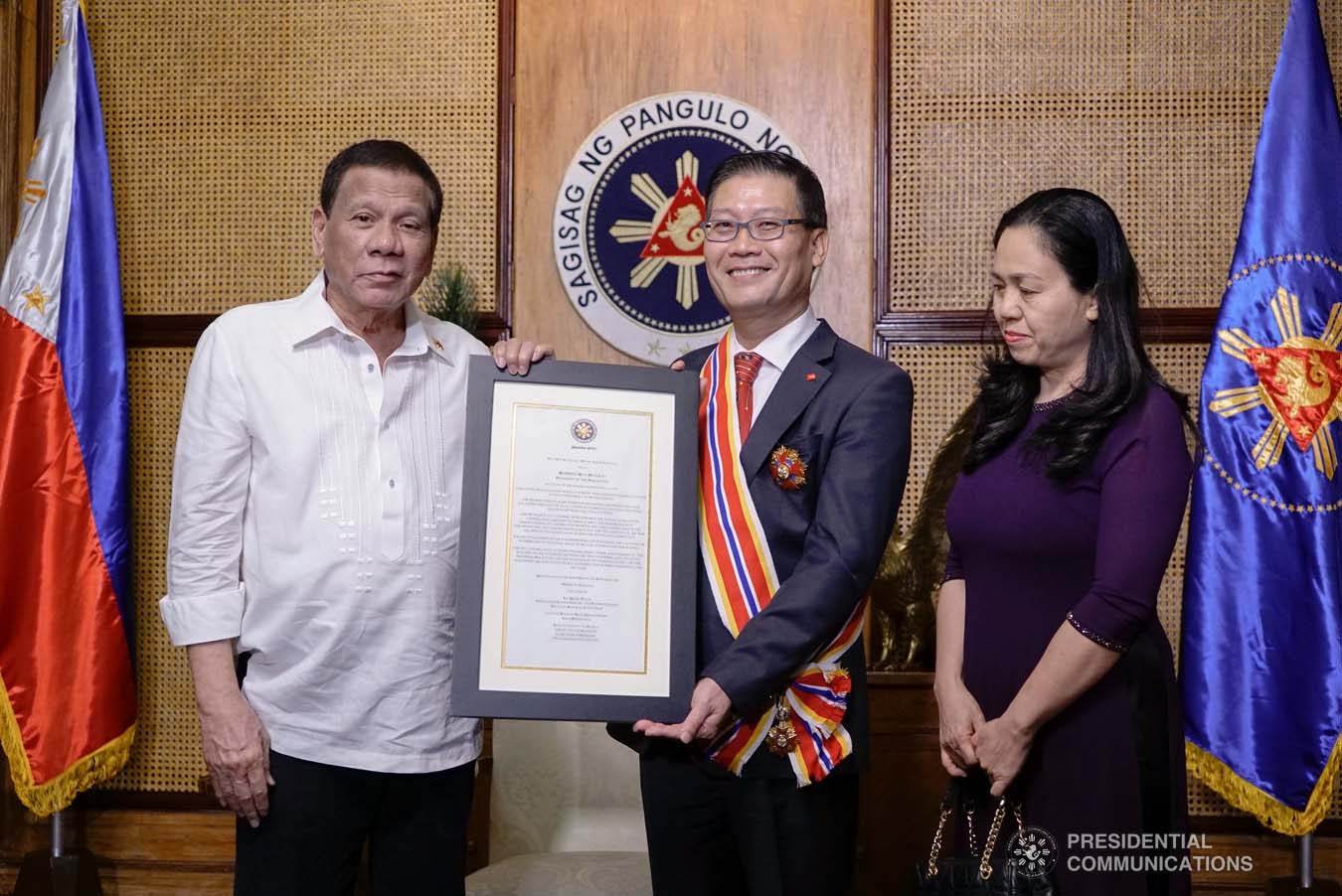 President Rodrigo Roa Duterte confers the Order of Sikatuna with the Rank of Datu on outgoing Ambassador of the Socialist Republic of Vietnam to the Philippines Ly Quoc Tuan during his farewell call to the President at the Malacañan Palace on December 11, 2019. KING RODRIGUEZ/PRESIDENTIAL PHOTO