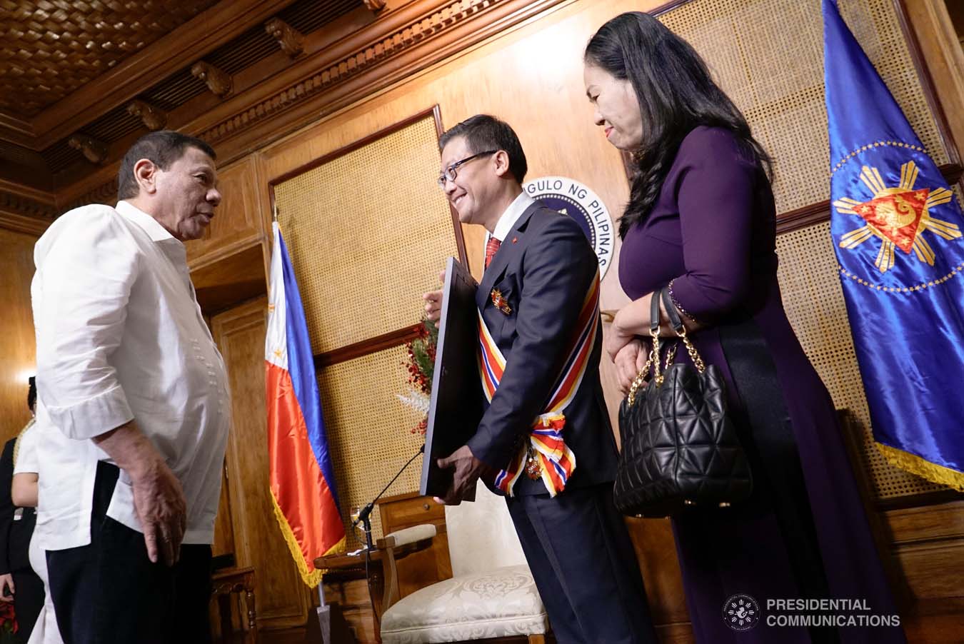 President Rodrigo Roa Duterte confers the Order of Sikatuna with the Rank of Datu on outgoing Ambassador of the Socialist Republic of Vietnam to the Philippines Ly Quoc Tuan during his farewell call to the President at the Malacañan Palace on December 11, 2019. KING RODRIGUEZ/PRESIDENTIAL PHOTO