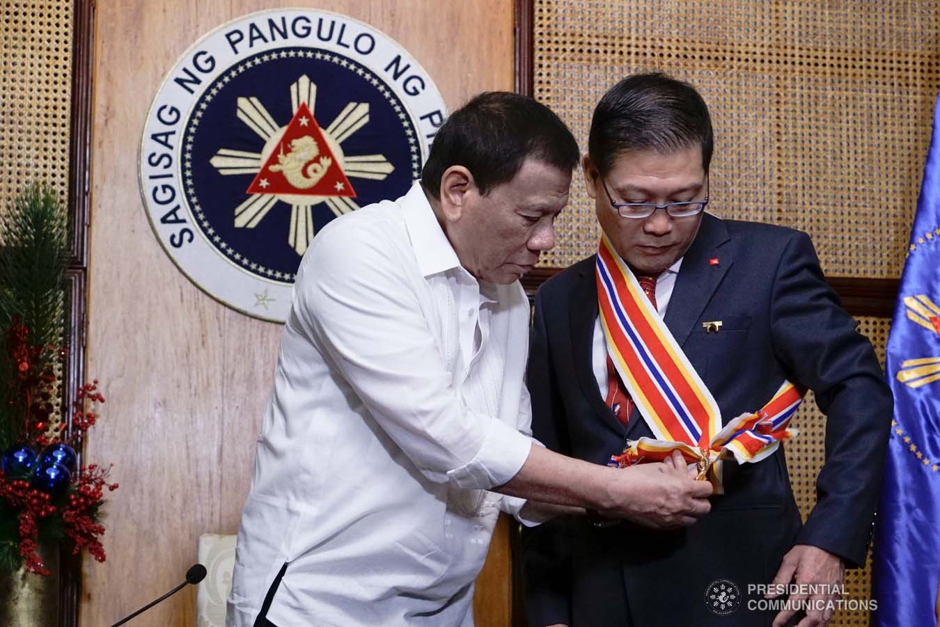 President Rodrigo Roa Duterte confers the Order of Sikatuna with the Rank of Datu on outgoing Ambassador of the Socialist Republic of Vietnam to the Philippines Ly Quoc Tuan during his farewell call to the President at the Malacañan Palace on December 11, 2019. KING RODRIGUEZ/PRESIDENTIAL PHOTO