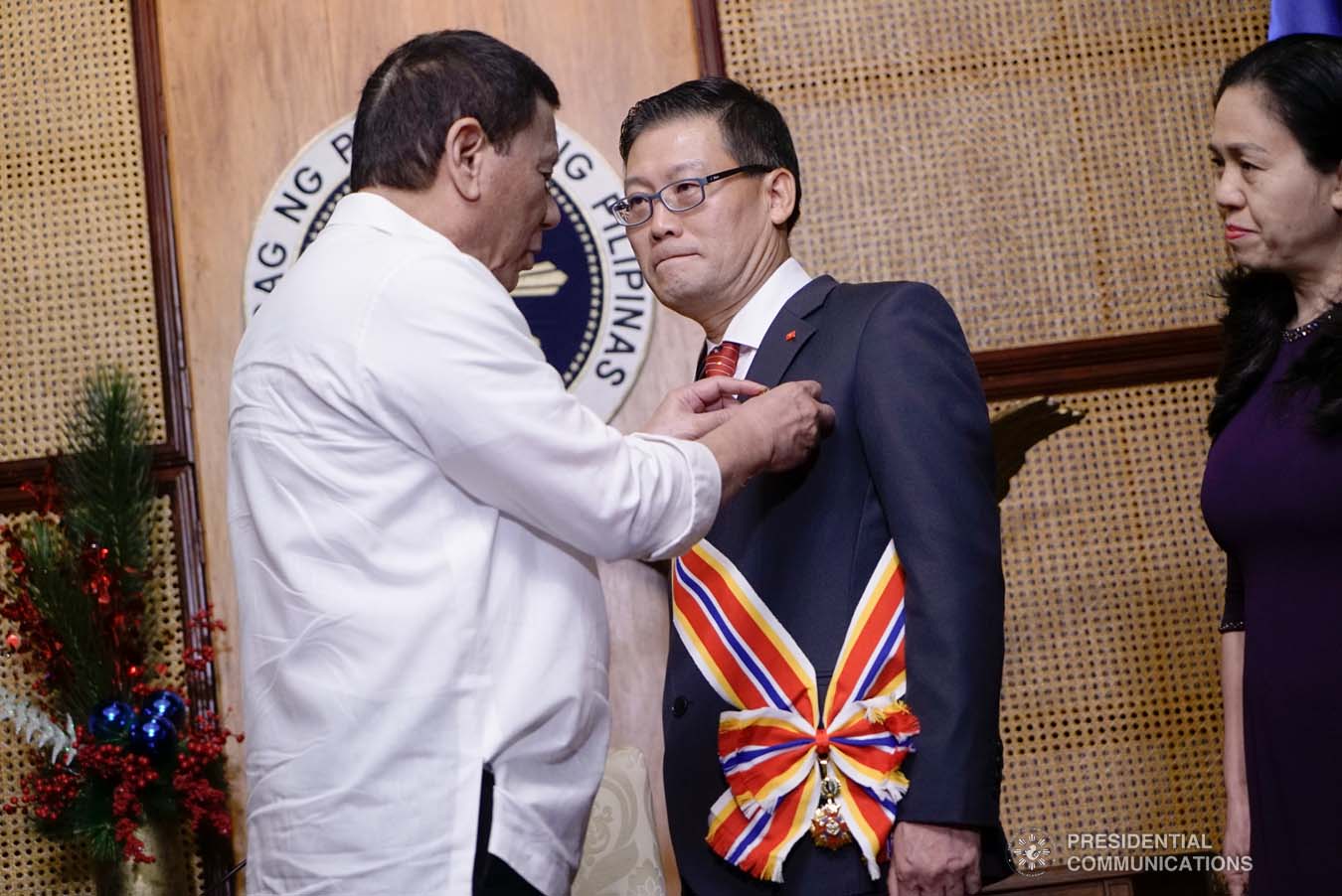 President Rodrigo Roa Duterte confers the Order of Sikatuna with the Rank of Datu on outgoing Ambassador of the Socialist Republic of Vietnam to the Philippines Ly Quoc Tuan during his farewell call to the President at the Malacañan Palace on December 11, 2019. KING RODRIGUEZ/PRESIDENTIAL PHOTO
