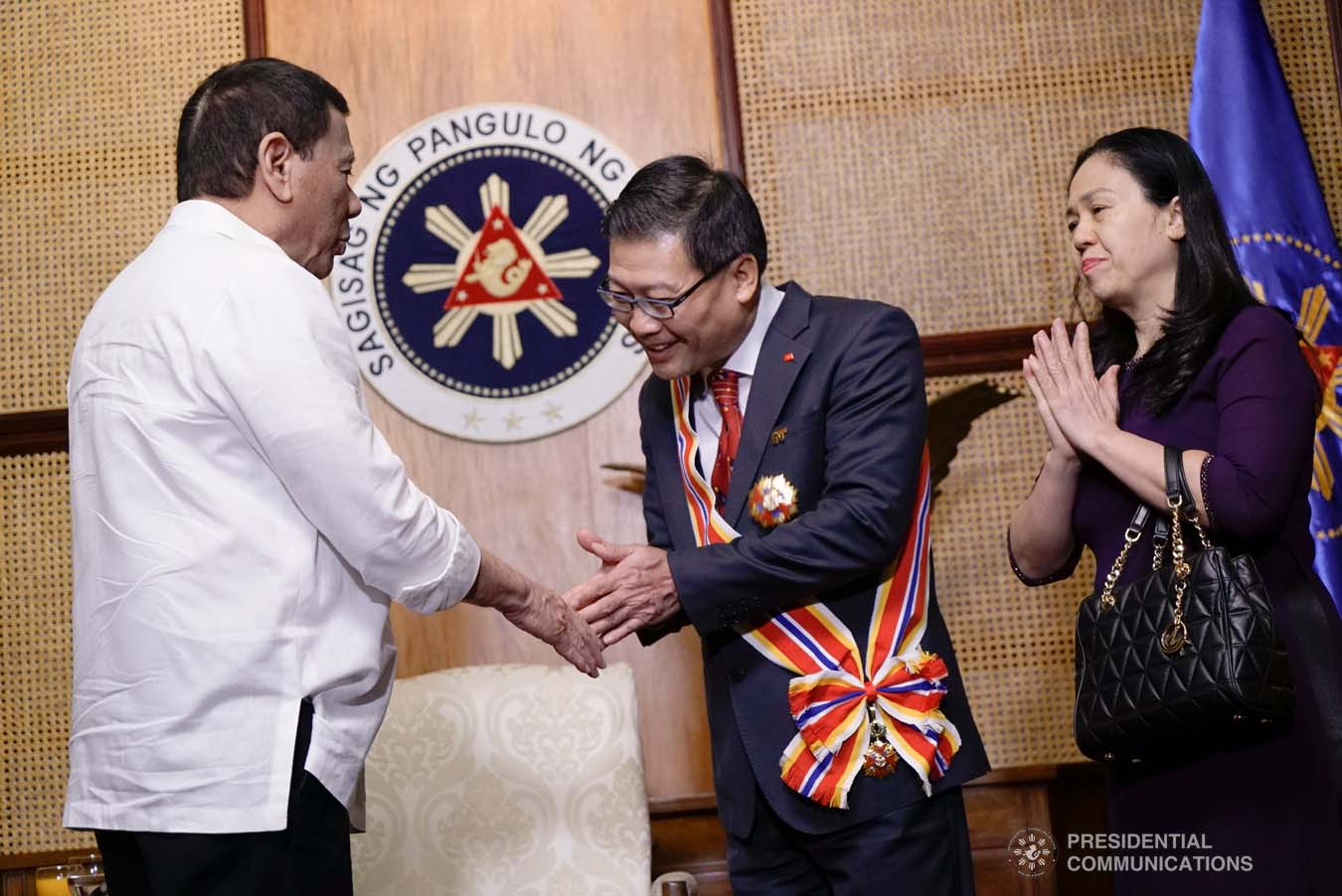 President Rodrigo Roa Duterte confers the Order of Sikatuna with the Rank of Datu on outgoing Ambassador of the Socialist Republic of Vietnam to the Philippines Ly Quoc Tuan during his farewell call to the President at the Malacañan Palace on December 11, 2019. KING RODRIGUEZ/PRESIDENTIAL PHOTO