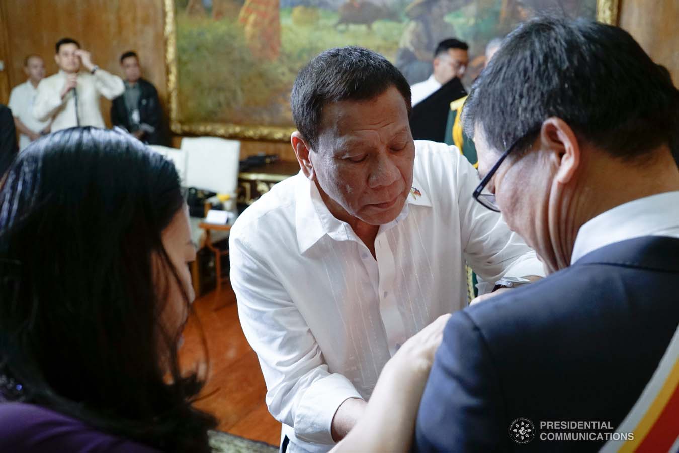 President Rodrigo Roa Duterte confers the Order of Sikatuna with the Rank of Datu on outgoing Ambassador of the Socialist Republic of Vietnam to the Philippines Ly Quoc Tuan during his farewell call to the President at the Malacañan Palace on December 11, 2019. KING RODRIGUEZ/PRESIDENTIAL PHOTO