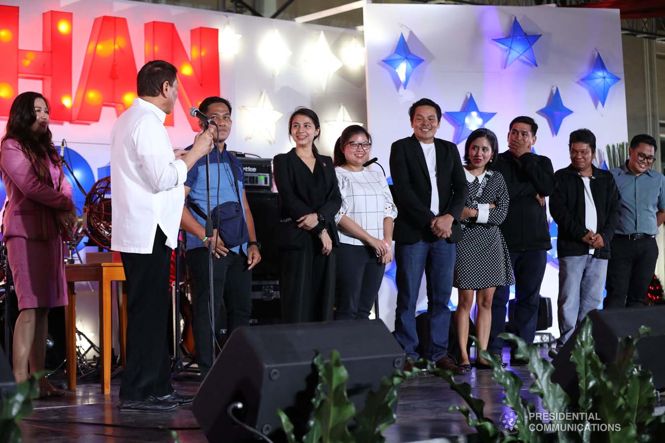 President Rodrigo Roa Duterte shares a light moment with the winners of the raffle during the Office of the President Christmas Party at the Malacañan Palace on December 18, 2019. SIMEON CELI JR./PRESIDENTIAL PHOTO