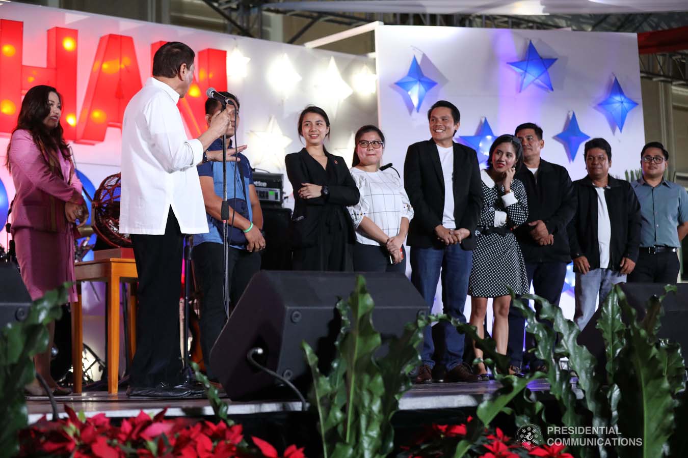 President Rodrigo Roa Duterte shares a light moment with the winners of the raffle during the Office of the President Christmas Party at the Malacañan Palace on December 18, 2019. SIMEON CELI JR./PRESIDENTIAL PHOTO
