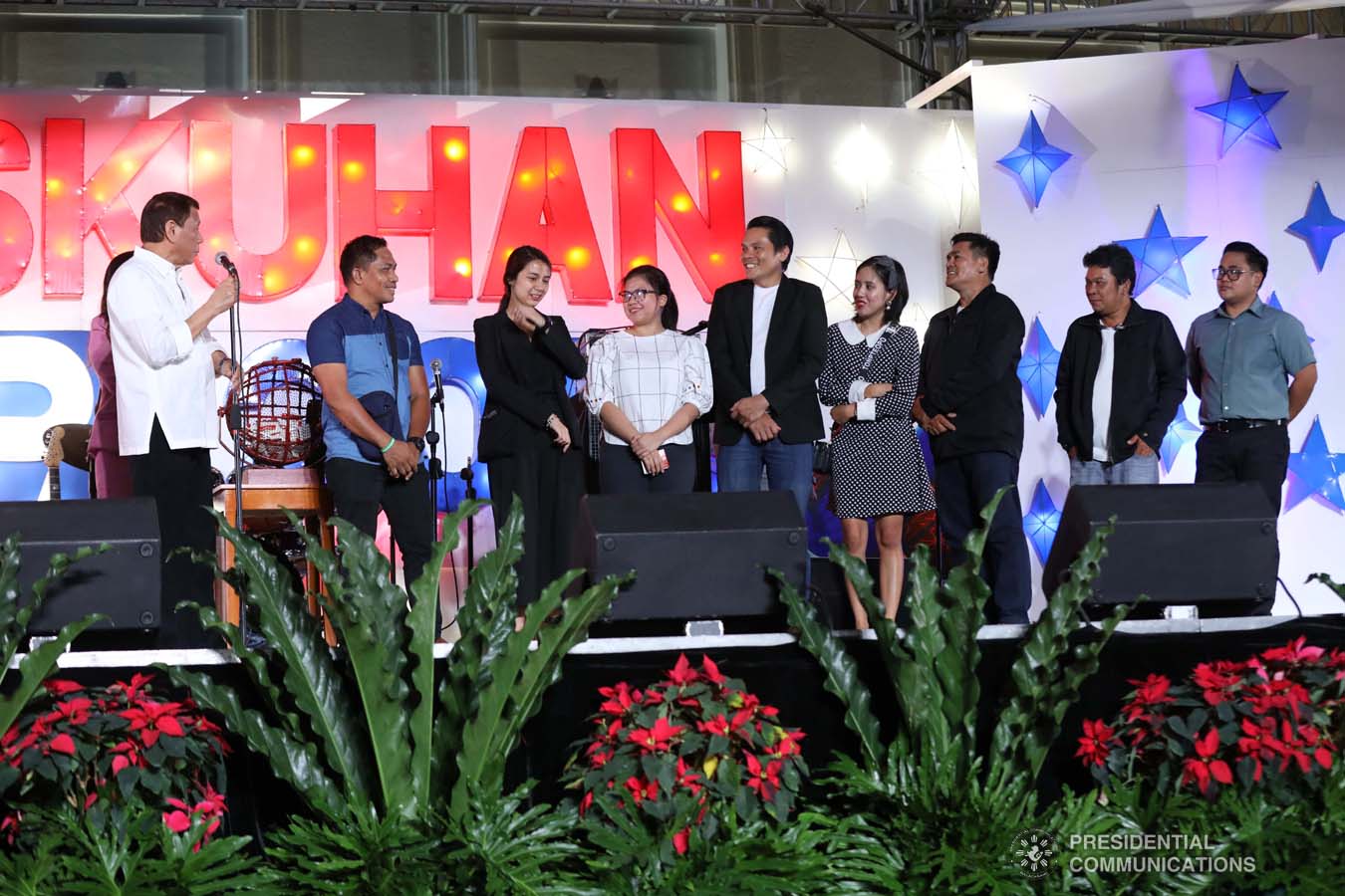 President Rodrigo Roa Duterte shares a light moment with the winners of the raffle during the Office of the President Christmas Party at the Malacañan Palace on December 18, 2019. SIMEON CELI JR./PRESIDENTIAL PHOTO