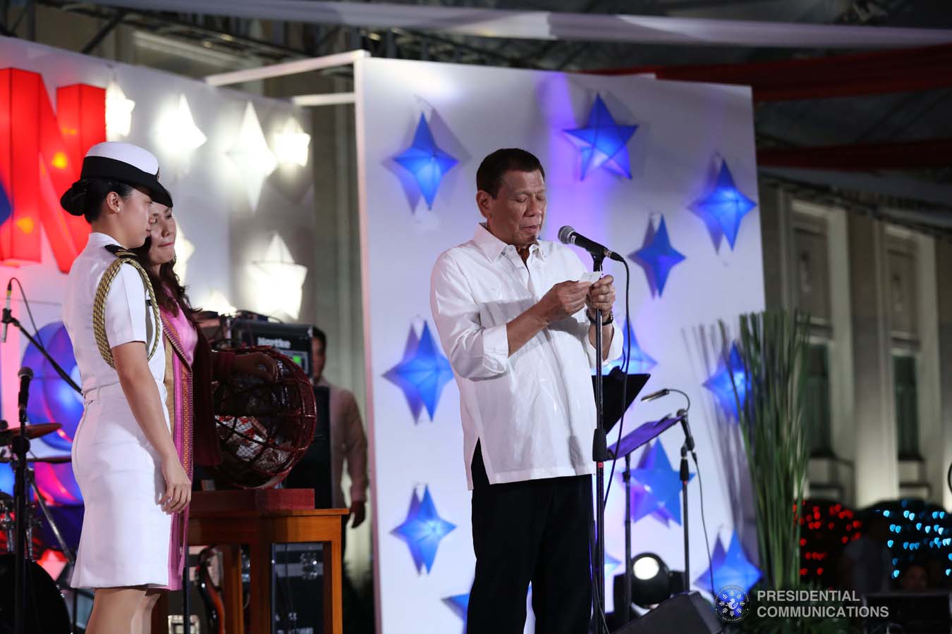 President Rodrigo Roa Duterte announces one of the winners of the raffle during the Office of the President Christmas Party at the Malacañan Palace on December 18, 2019. SIMEON CELI JR./PRESIDENTIAL PHOTO
