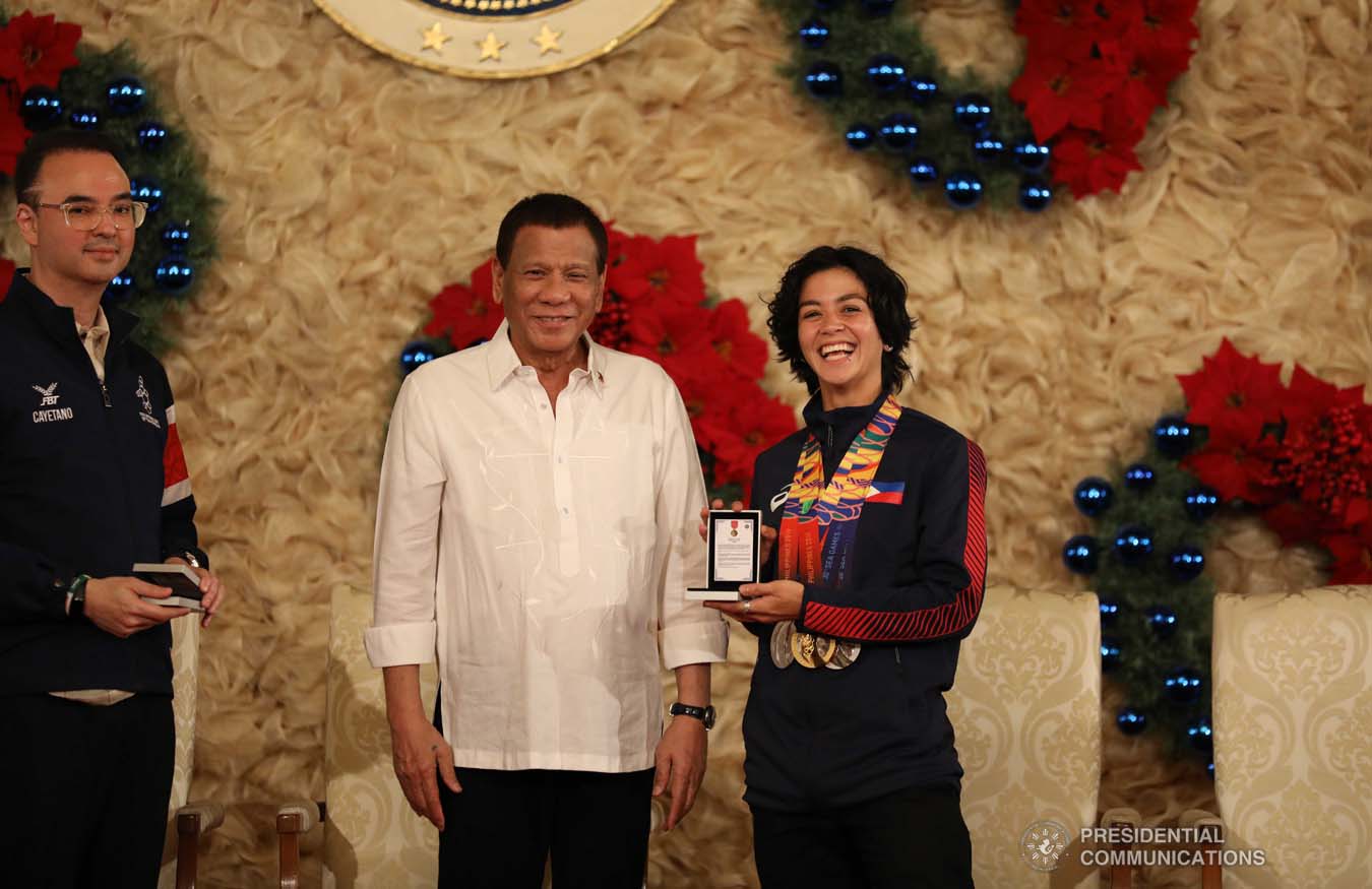 President Rodrigo Roa Duterte confers the Order of Lapu-Lapu Rank of Kamagi on one of the 2019 Southeast Asian Games medalists at the Malacañan Palace on December 18, 2019. KARL NORMAN ALONZO/PRESIDENTIAL PHOTO