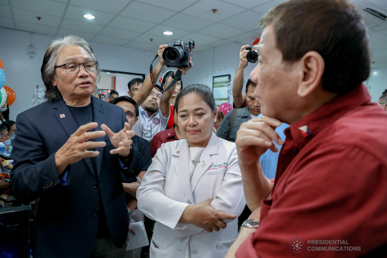 President Rodrigo Roa Duterte chats with Southern Philippines Medical Center (SPMC) Chief Dr. Leopoldo Vega and SPMC Children's Cancer Institute Section Head Dr. Mae Dolendo during his visit to the pediatric cancer patients at the SPMC-CCI in Davao City on December 28, 2019. KARL NORMAN ALONZO/PRESIDENTIAL PHOTO