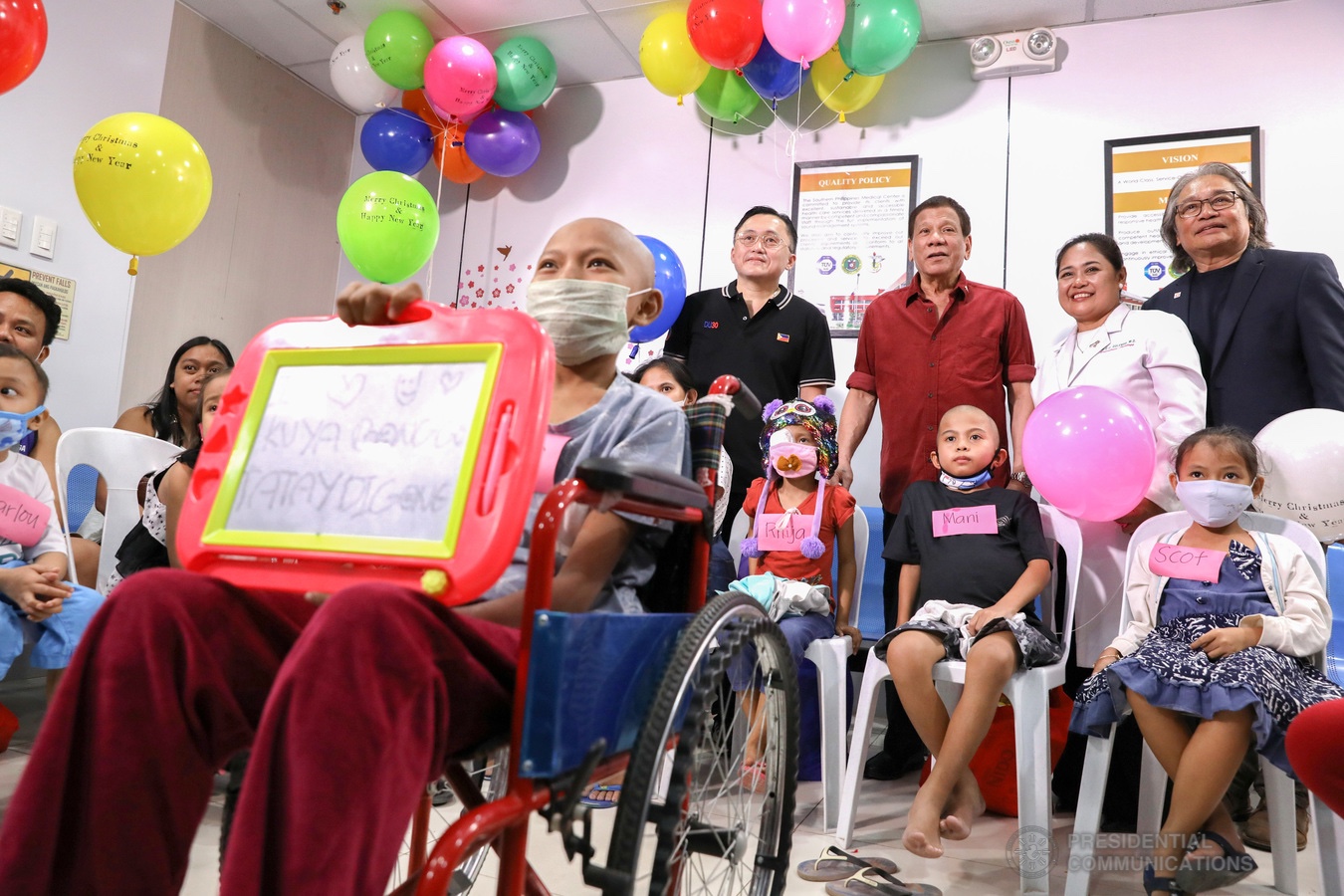 President Rodrigo Roa Duterte poses for posterity with some of the pediatric cancer patients he visited at the Southern Philippines Medical Center Children's Cancer Institute (SPMC-CCI) in Davao City on December 28, 2019. With the President are Senator Christopher "Bong" Go, CCI Section Head Dr. Mae Dolendo and SPMC Chief Dr. Leopoldo Vega. KARL NORMAN ALONZO/PRESIDENTIAL PHOTO