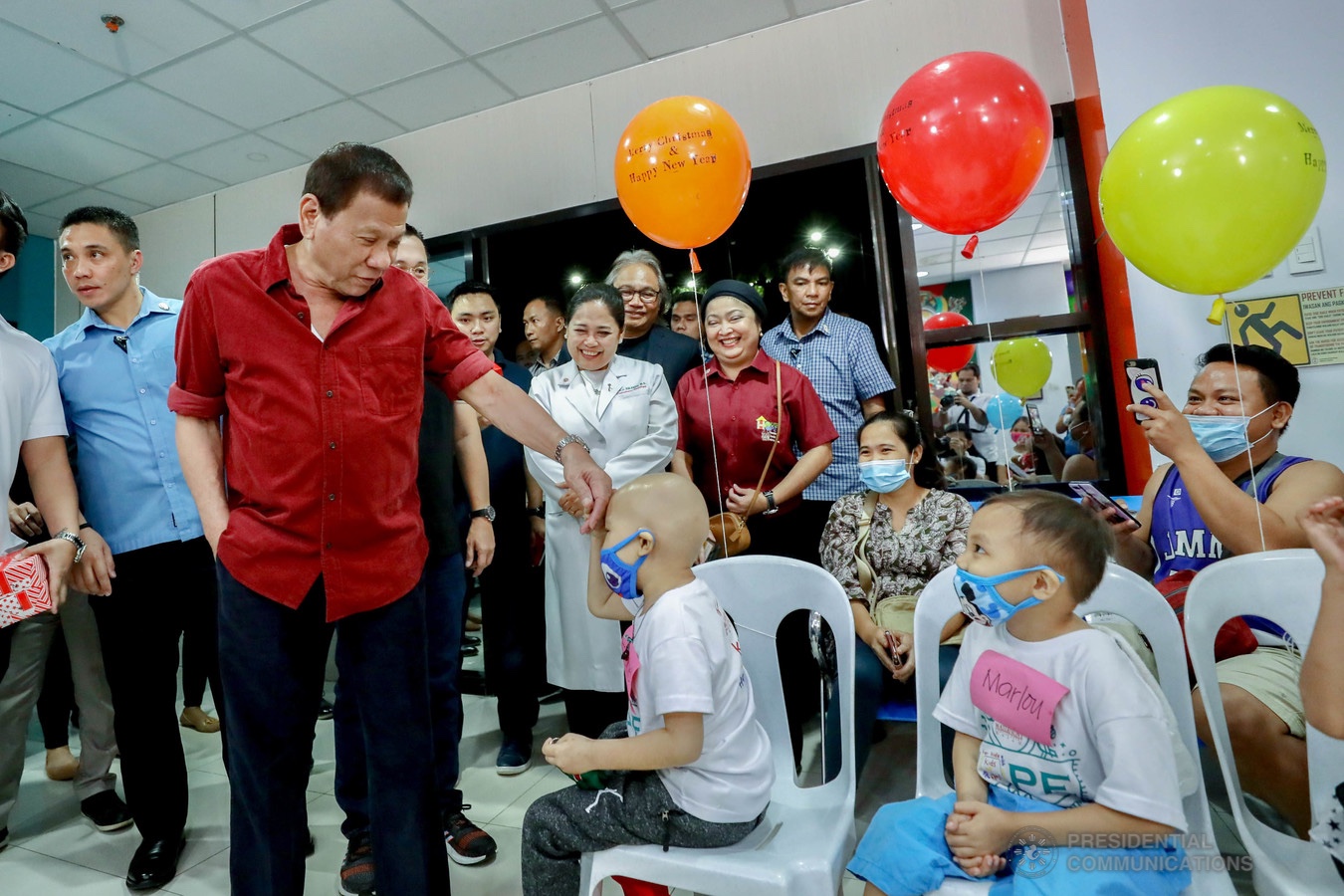President Rodrigo Roa Duterte interacts with one of the pediatric cancer patients he visited at the Southern Philippines Medical Center-Children's Cancer Institute in Davao City on December 28, 2019. RICHARD MADELO/PRESIDENTIAL PHOTO