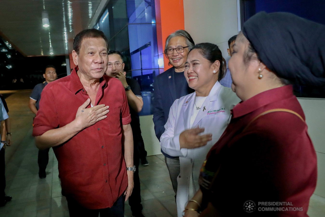 President Rodrigo Roa Duterte chats with Southern Philippines Medical Center (SPMC) Chief Dr. Leopoldo Vega and SPMC Children's Cancer Institute Section Head Dr. Mae Dolendo during his visit to the pediatric cancer patients at the SPMC-CCI in Davao City on December 28, 2019. RICHARD MADEO/PRESIDENTIAL PHOTO