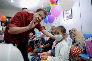 President Rodrigo Roa Duterte interacts with one of the pediatric cancer patients he visited at the Southern Philippines Medical Center Children's Cancer Institute in Davao City on December 28, 2019. RICHARD MADELO/PRESIDENTIAL PHOTO