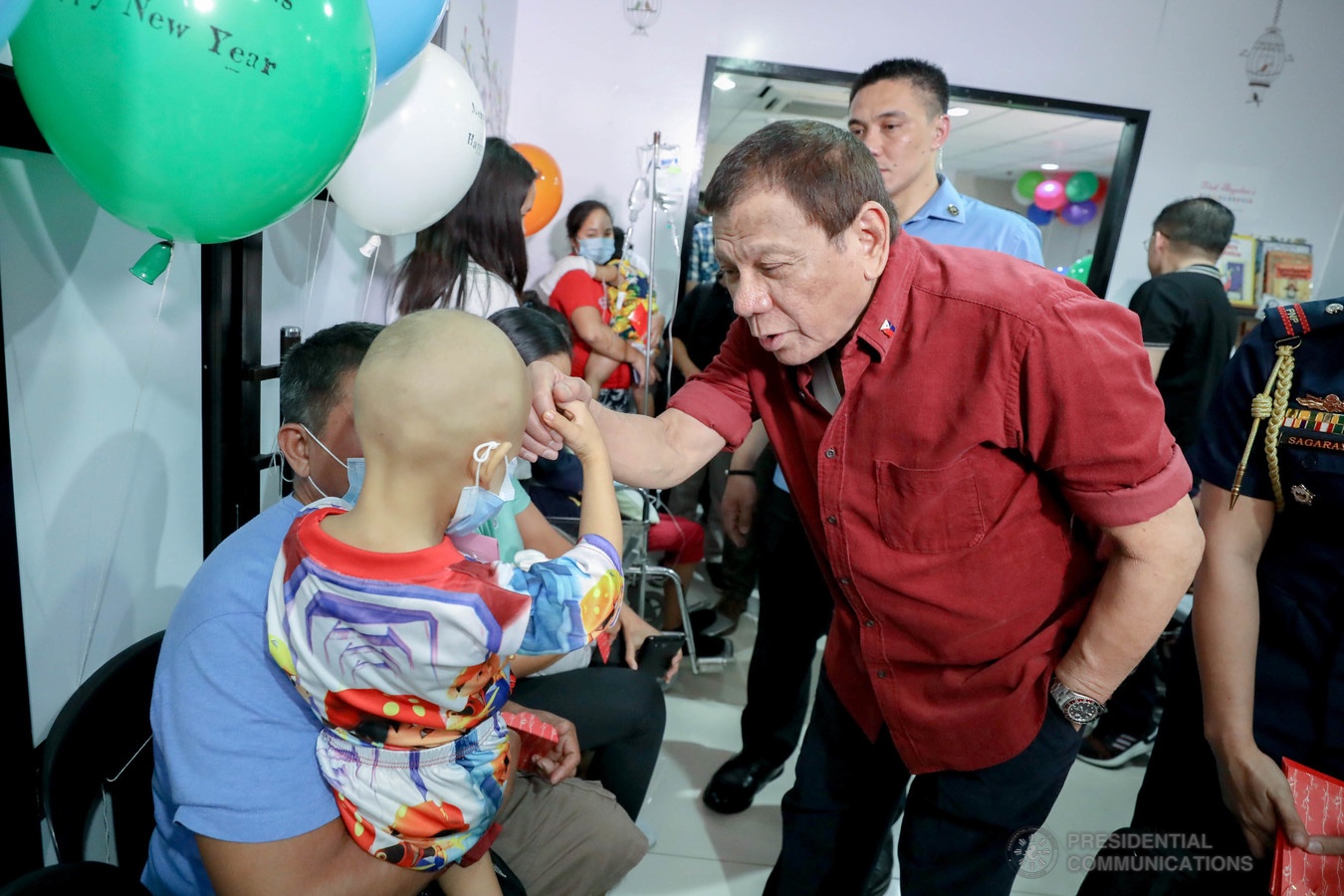 President Rodrigo Roa Duterte interacts with one of the pediatric cancer patients he visited at the Southern Philippines Medical Center-Children's Cancer Institute in Davao City on December 28, 2019. RICHARD MADELO/PRESIDENTIAL PHOTO