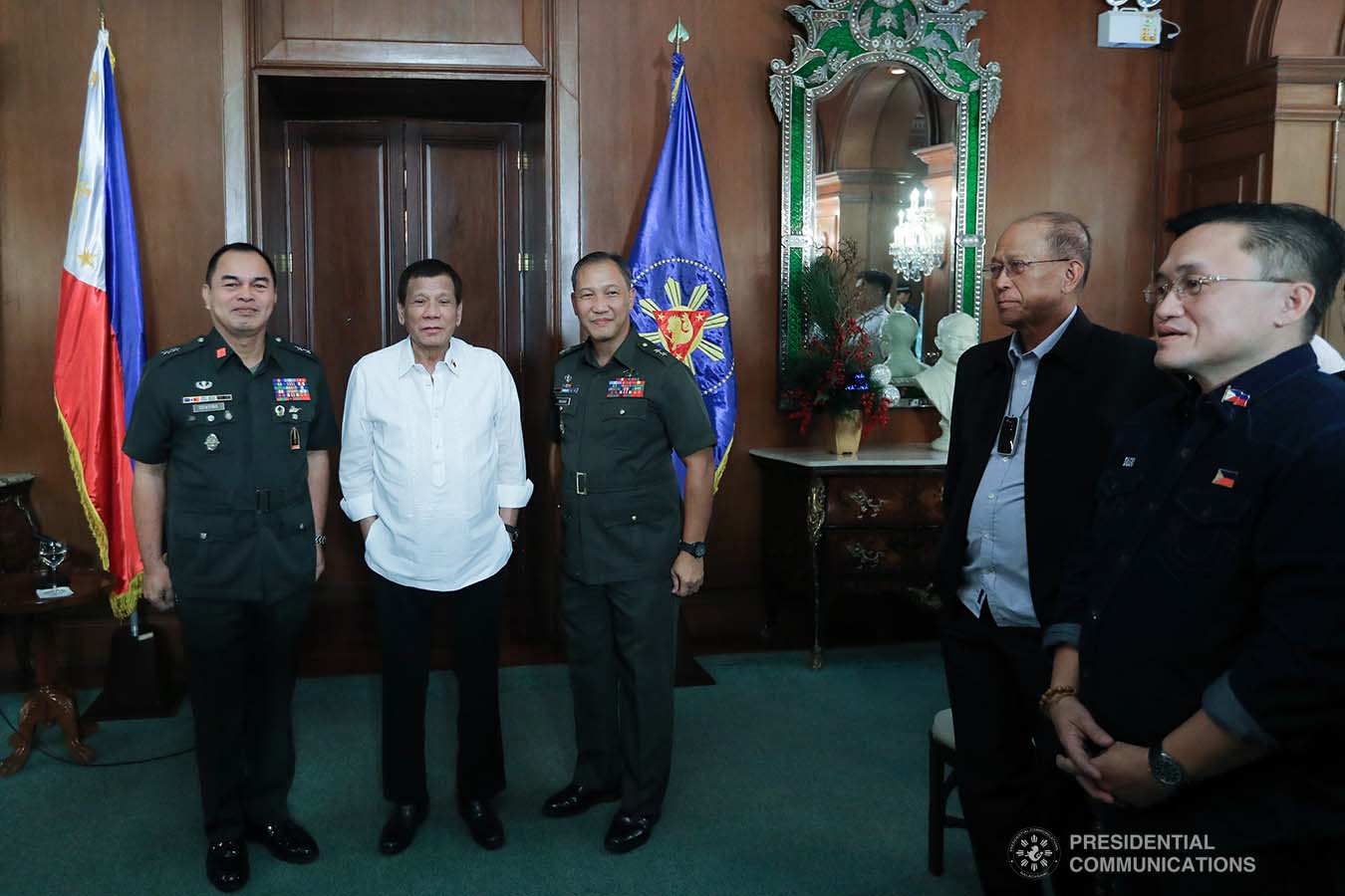 President Rodrigo Roa Duterte poses for posterity with some of officers from the Armed Forces of the Philippines during a meeting at the Malacañan Palace on January 5, 2020. ALFRED FRIAS/PRESIDENTIAL PHOTO