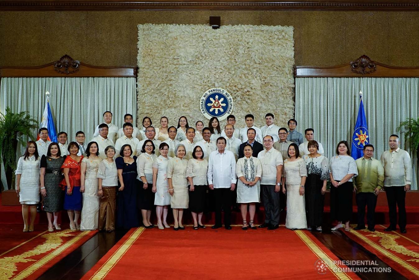 President Rodrigo Roa Duterte poses for posterity with the newly-appointed government officials during the oath-taking ceremony at the Malacañan Palace on January 8, 2020. KING RODRIGUEZ/PRESIDENTIAL PHOTO