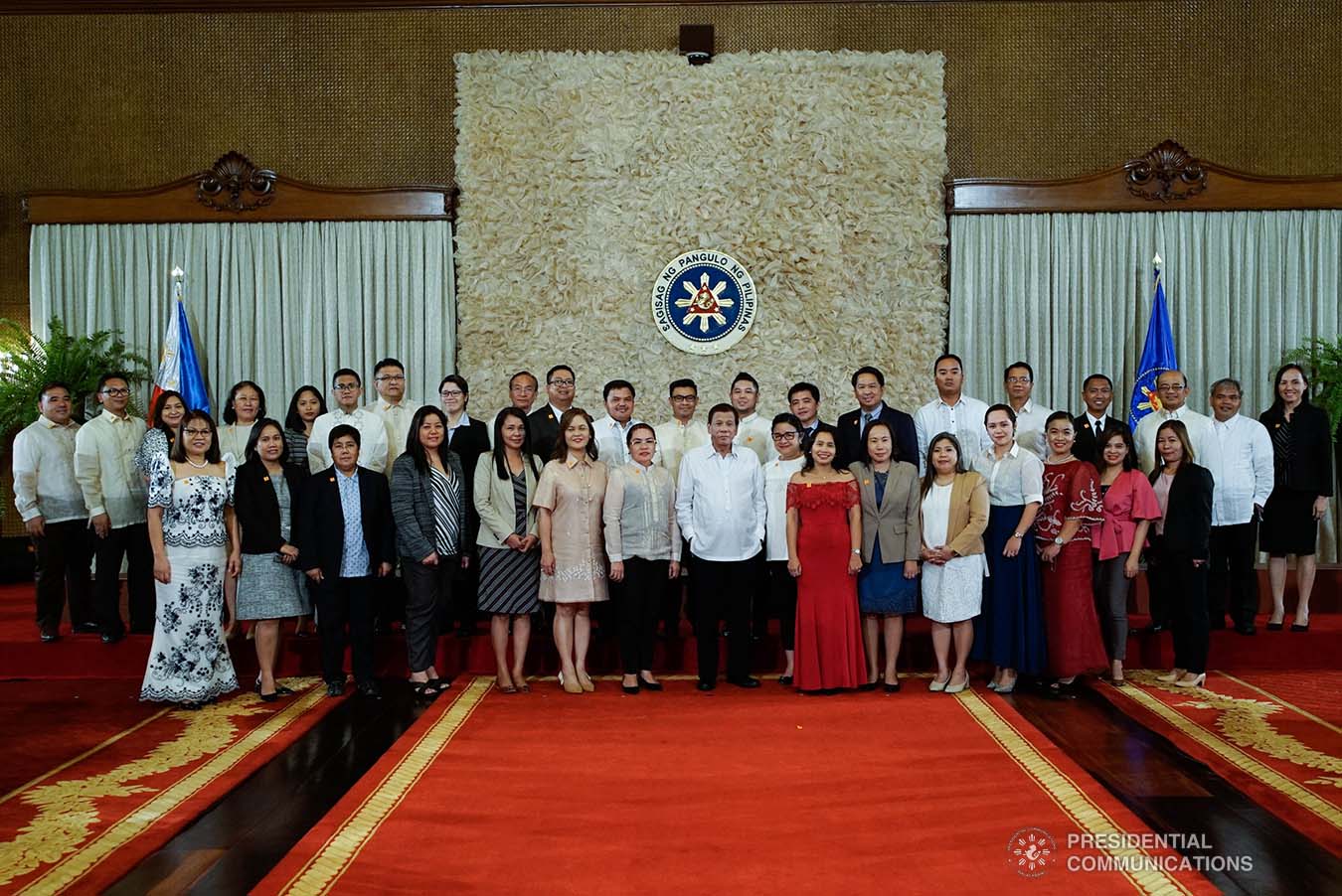 President Rodrigo Roa Duterte poses for posterity with the newly-appointed government officials during the oath-taking ceremony at the Malacañan Palace on January 8, 2020. KING RODRIGUEZ/PRESIDENTIAL PHOTO