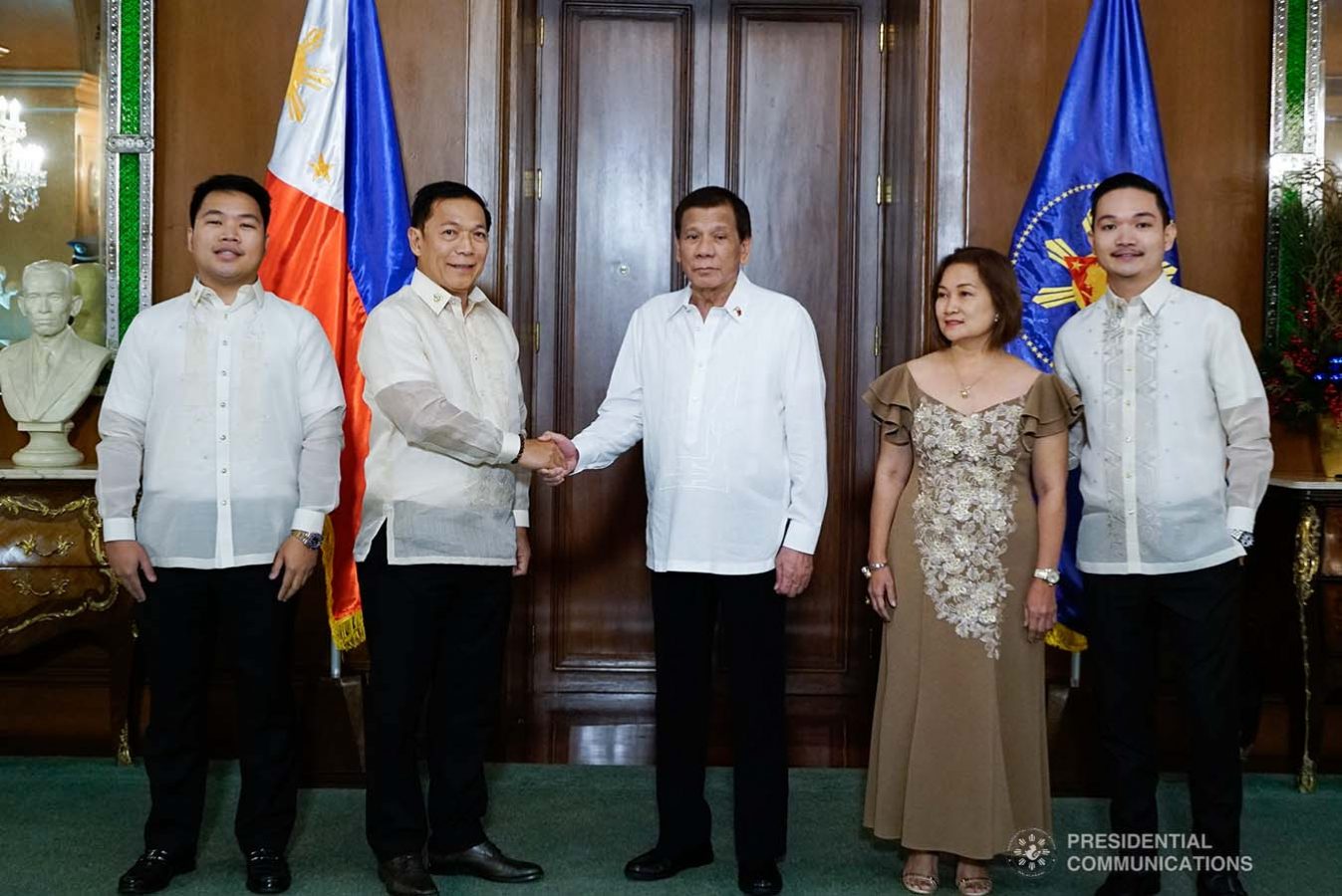 President Rodrigo Roa Duterte poses for posterity with newly-appointed Supreme Court Associate Justice Samuel Gaerlan and his family during the oath-taking ceremony at the Malacañan Palace on January 8, 2020. VALERIE ESCALERA/PRESIDENTIAL PHOTO