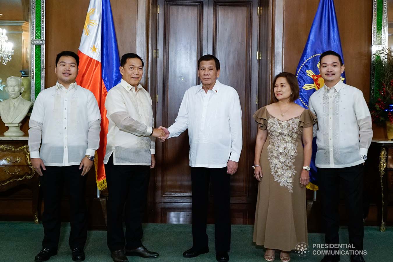 President Rodrigo Roa Duterte poses for posterity with newly-appointed Supreme Court Associate Justice Samuel Gaerlan and his family during the oath-taking ceremony at the Malacañan Palace on January 8, 2020. VALERIE ESCALERA/PRESIDENTIAL PHOTO