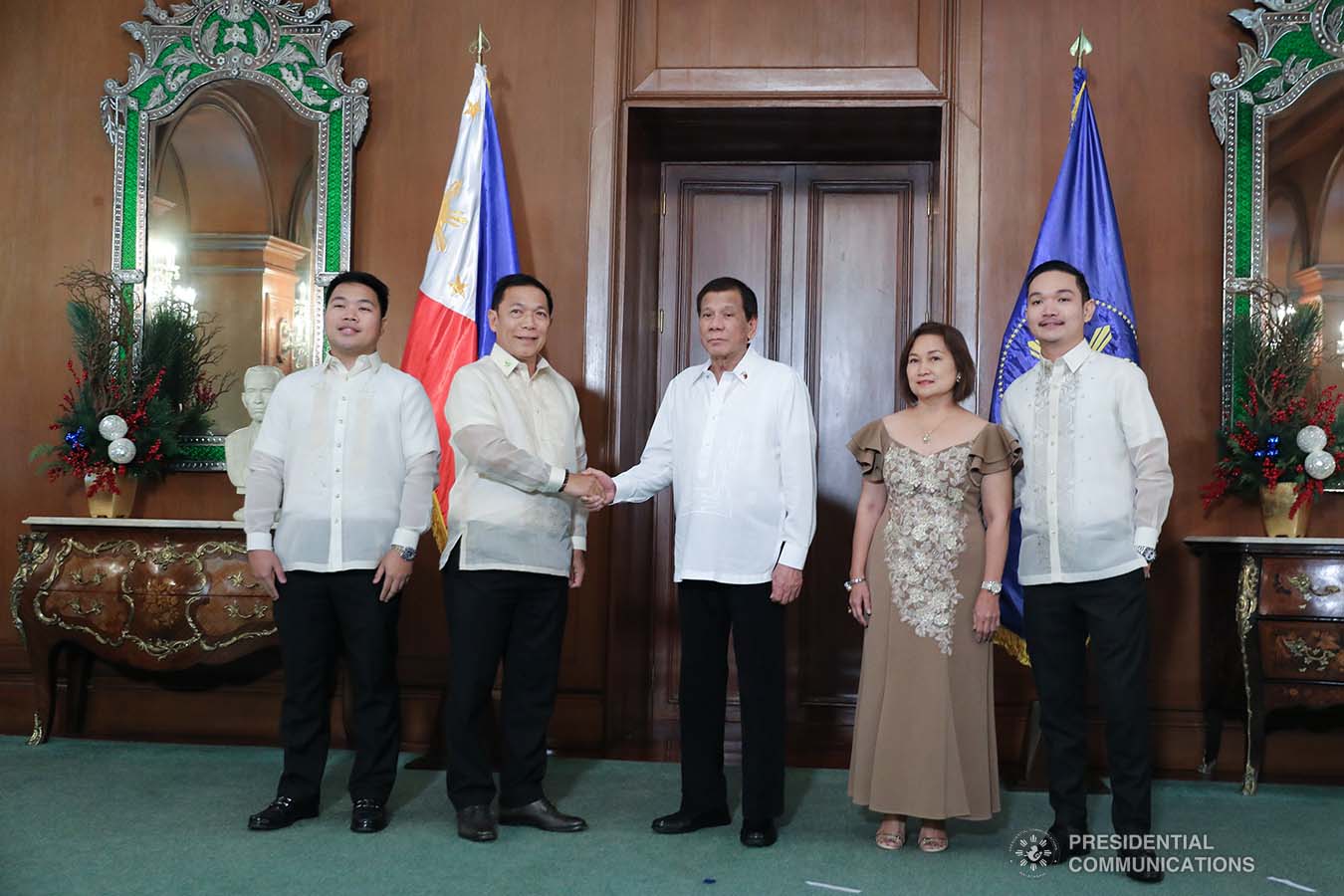 President Rodrigo Roa Duterte poses for posterity with newly-appointed Supreme Court Associate Justice Samuel Gaerlan and his family during the oath-taking ceremony at the Malacañan Palace on January 8, 2020.VALERIE ESCALERA/PRESIDENTIAL PHOTO