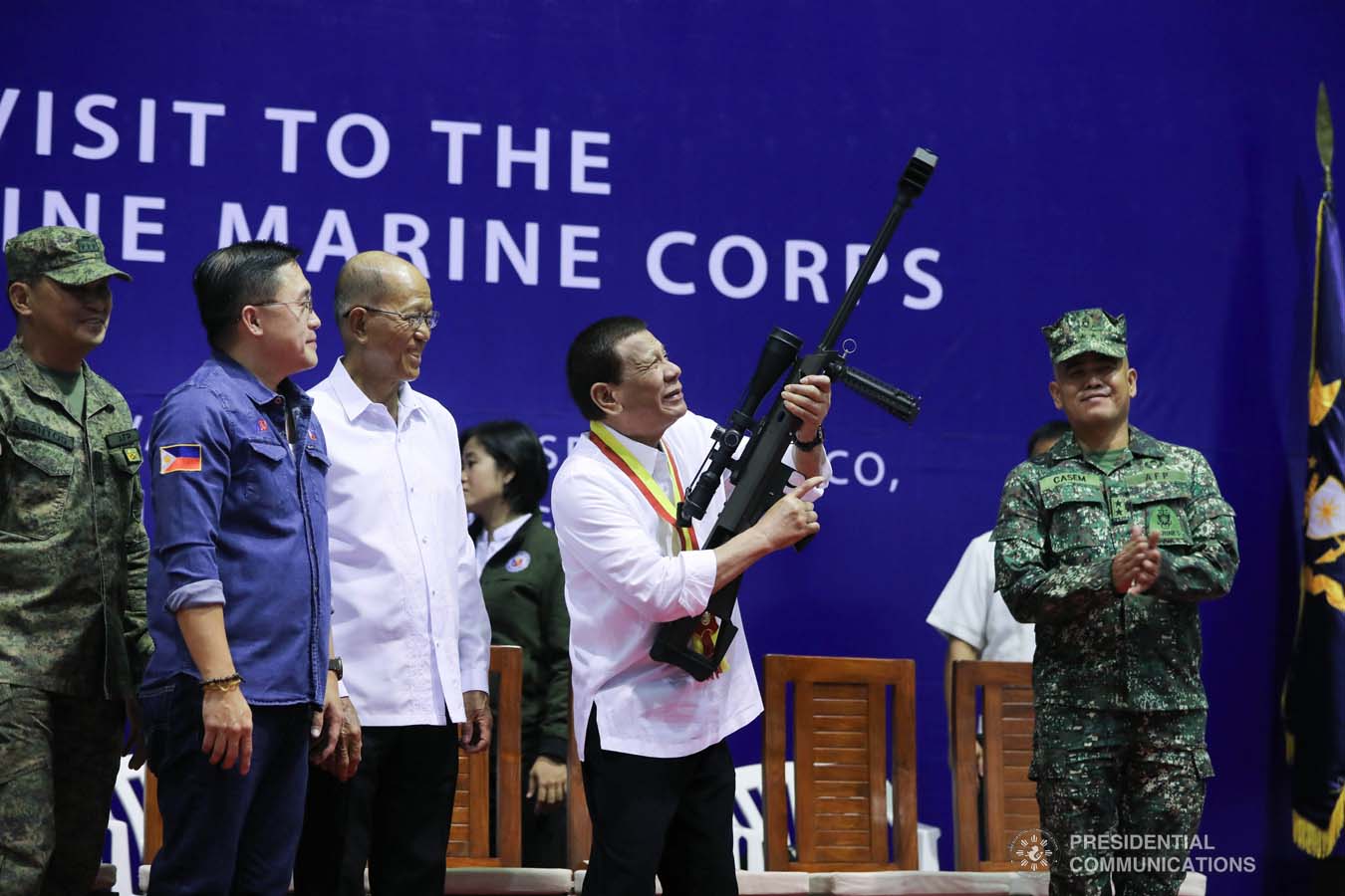 President Rodrigo Roa Duterte inspects one of the sniper rifles he turned over to the Philippine Marine Corps during his visit at Fort Bonifacio in Taguig City on January 13, 2020. ALFRED FRIAS/PRESIDENTIAL PHOTO