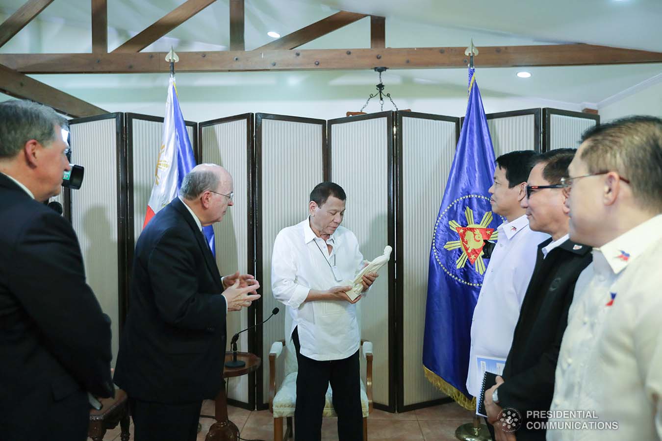 President Rodrigo Roa Duterte receives a token from the officials of the Church of Jesus Christ of Latter-Day Saints who paid a courtesy call on the President at the Malago Clubhouse in Manila on January 15, 2020. ALFRED FRIAS/PRESIDENTIAL PHOTO