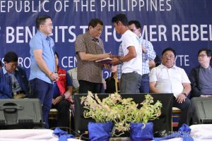 President Rodrigo Roa Duterte leads the distribution of benefits to former rebels at the San Isidro Central School in Leyte on January 23, 2020. VALERIE ESCALERA/PRESIDENTIAL PHOTO