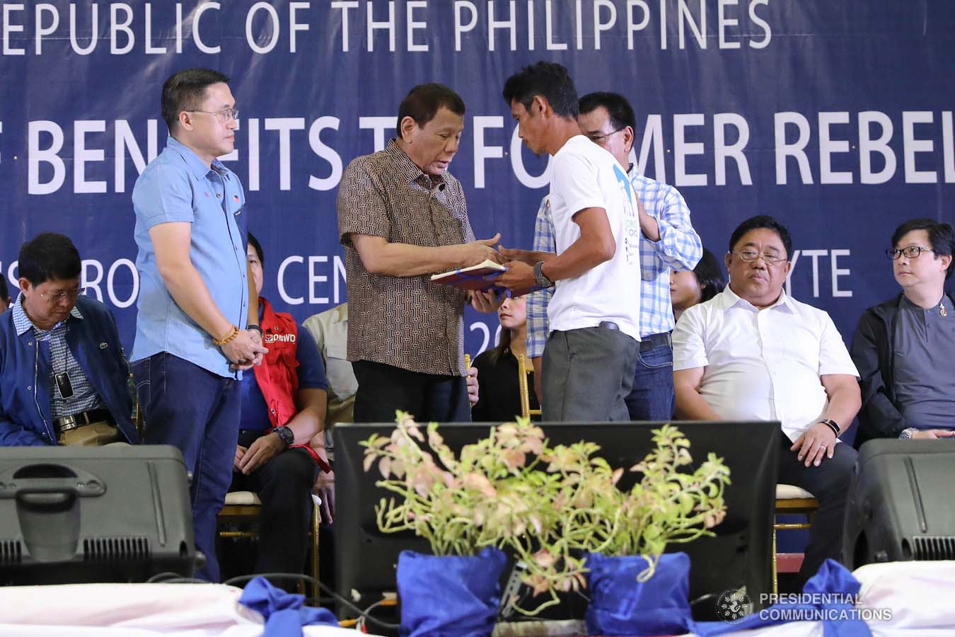 President Rodrigo Roa Duterte leads the distribution of benefits to former rebels at the San Isidro Central School in Leyte on January 23, 2020. VALERIE ESCALERA/PRESIDENTIAL PHOTO