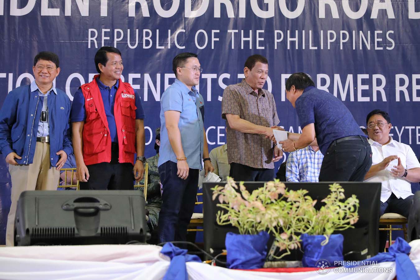 President Rodrigo Roa Duterte leads the distribution of benefits to former rebels at the San Isidro Central School in Leyte on January 23, 2020. VALERIE ESCALERA/PRESIDENTIAL PHOTO