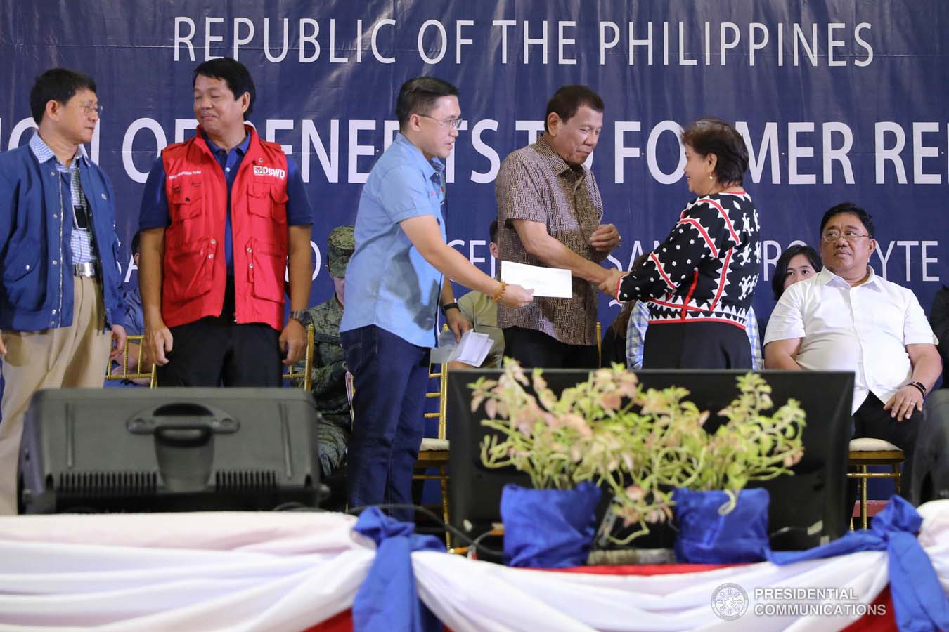President Rodrigo Roa Duterte leads the distribution of benefits to former rebels at the San Isidro Central School in Leyte on January 23, 2020. VALERIE ESCALERA/PRESIDENTIAL PHOTO