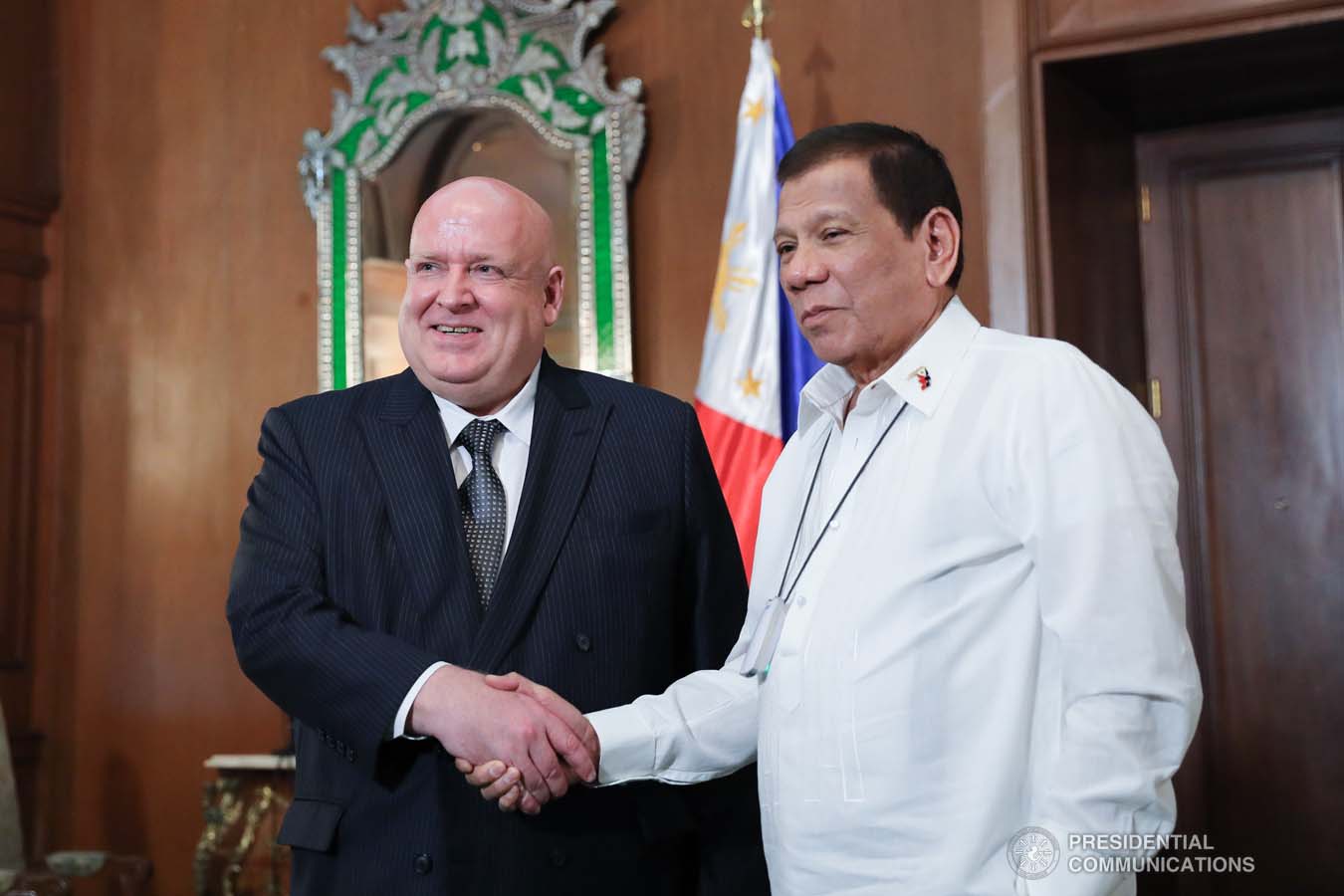 President Rodrigo Roa Duterte poses for posterity with outgoing New Zealand Ambassador to the Philippines David Strachan, who paid a farewell call on the President at the Malacañan Palace on January 27, 2020. ALFRED FRIAS/PRESIDENTIAL PHOTO