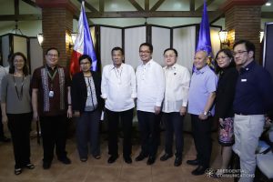 President Rodrigo Roa Duterte poses for posterity with the officials of the National Kidney Transplant Institute during a meeting at the Malago Clubhouse in Manila on January 15, 2020. With the President is Senator Christopher "Bong" Go. PRESIDENTIAL PHOTO