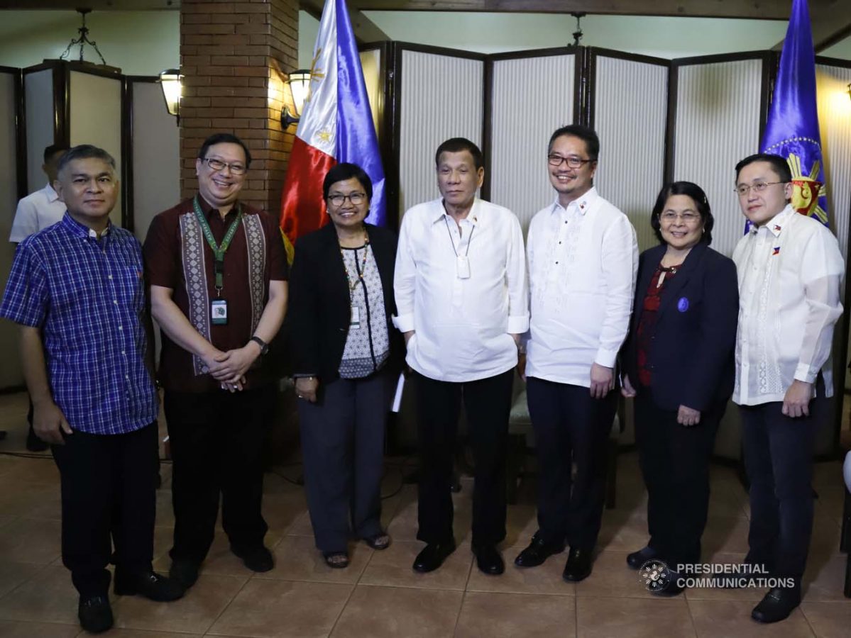 President Rodrigo Roa Duterte poses for posterity with the officials of the National Kidney Transplant Institute during a meeting at the Malago Clubhouse in Manila on January 15, 2020. With the President is Senator Christopher "Bong" Go. PRESIDENTIAL PHOTO