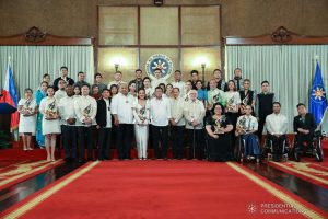 President Rodrigo Roa Duterte poses for posterity with the 12th Ani ng Dangal awardees at the Malacañan Palace on February 26, 2020. SIMEON CELI JR./PRESIDENTIAL PHOTO
