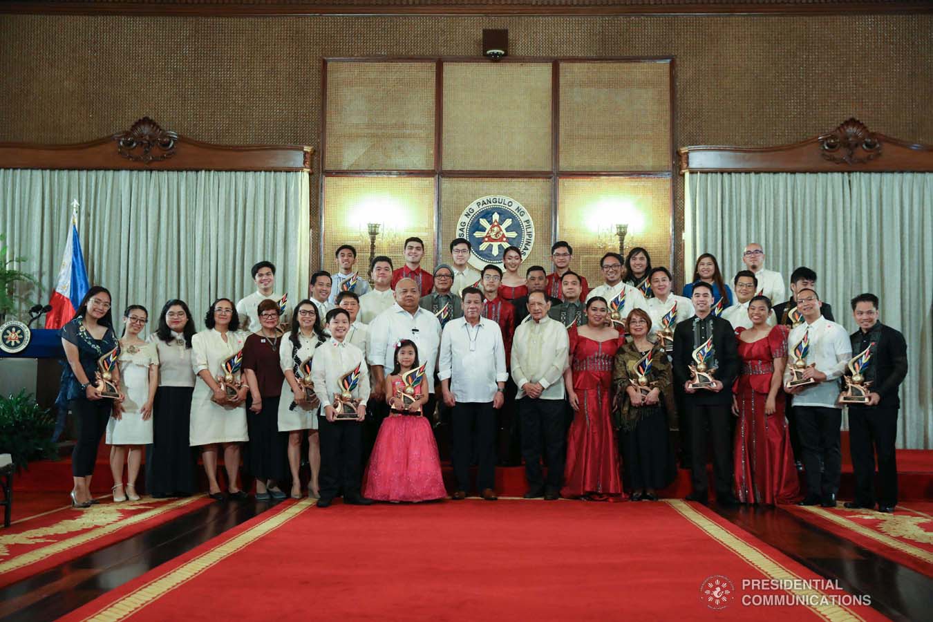 President Rodrigo Roa Duterte poses for posterity with the 12th Ani ng Dangal awardees at the Malacañan Palace on February 26, 2020. SIMEON CELI JR./PRESIDENTIAL PHOTO