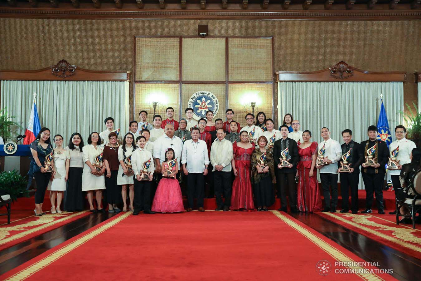 President Rodrigo Roa Duterte poses for posterity with the 12th Ani ng Dangal Awardees during the presentation of awards at the Malacañan Palace on February 26, 2020. SIMEON CELI JR./PRESIDENTIAL PHOTO