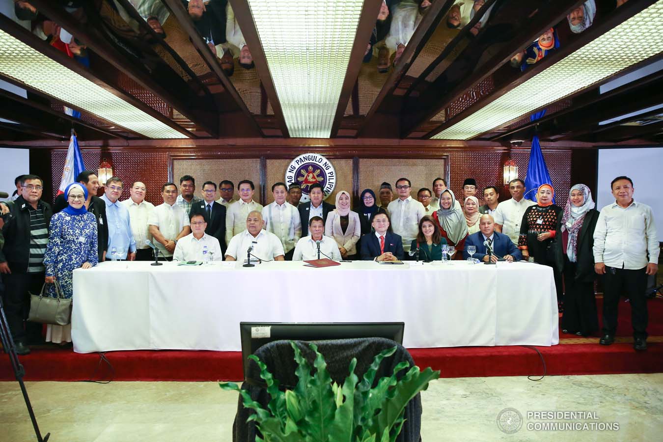 President Rodrigo Roa Duterte poses for posterity with government officials and other stakeholders in the Marawi Rehabilitation efforts during a meeting at the Malacañan Palace on March 4, 2020. ALFRED FRIAS/PRESIDENTIAL PHOTO