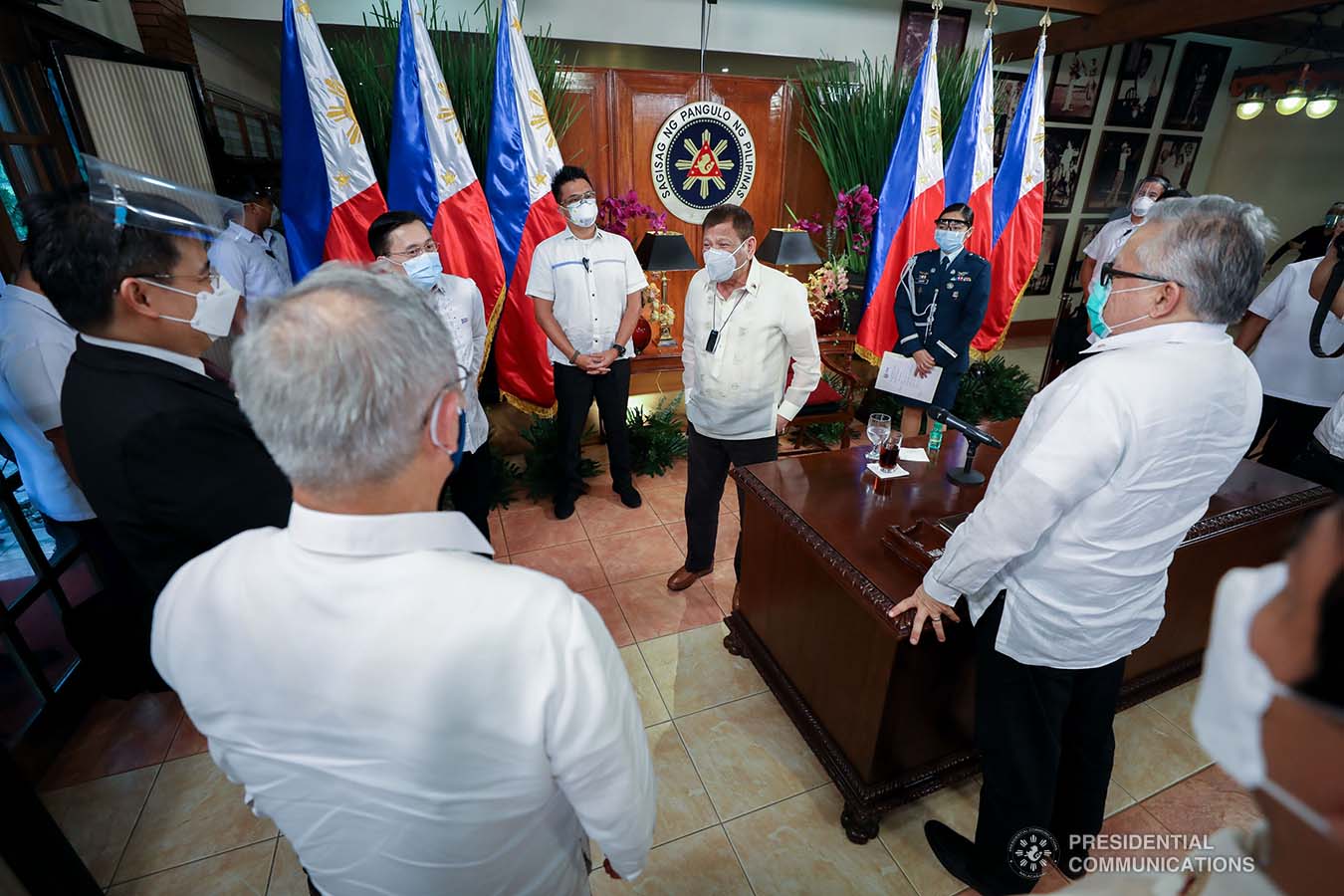 President Rodrigo Roa Duterte discusses matters with some members of the Cabinet following the 36th Association of Southeast Asian Nations (ASEAN) Summit video conference at the Malago Clubhouse in Malacañang on June 26, 2020. SIMEON CELI JR./PRESIDENTIAL PHOTOS