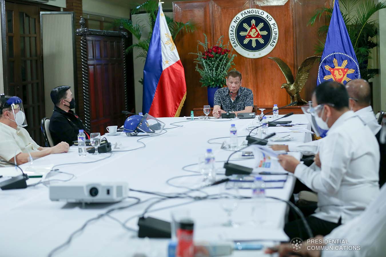 President Rodrigo Roa Duterte holds a meeting with the Inter-Agency Task Force on the Emerging Infectious Diseases (IATF-EID) core members at the Malago Clubhouse in Malacañang on June 30, 2020. SIMEON CELI JR./PRESIDENTIAL PHOTO