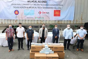 Executive Secretary Salvador Medialdea and Senator Christopher Go pose for posterity with Fortune Logistics and Marketing Philippines and other officials during the ceremonial turnover of the one million face masks donated by Tasan Health and Medical Tech (Shanghai) Company Limited at the Rizal Park Hotel in Manila on September 17, 2020. The face masks will help the government in combating COVID-19. REY BANIQUET/ PRESIDENTIAL PHOTOS