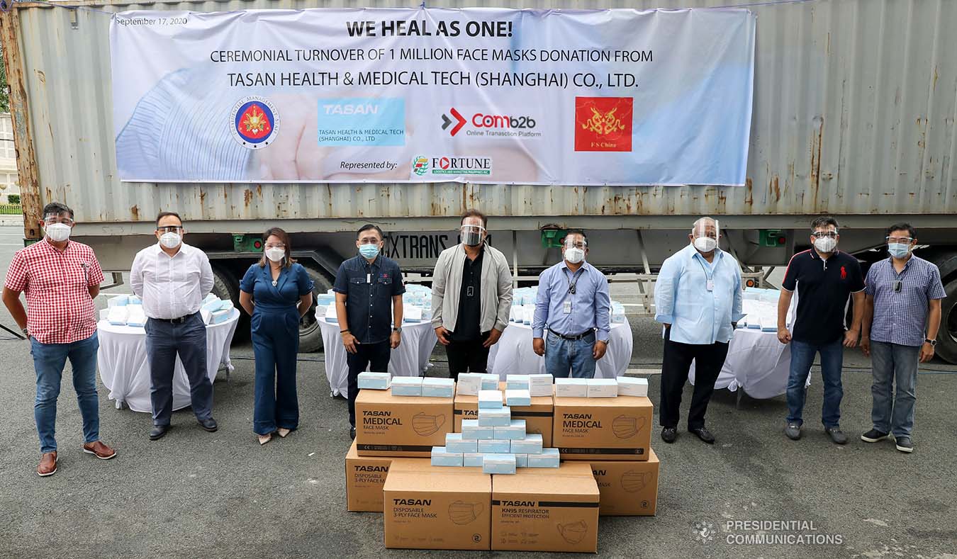 Executive Secretary Salvador Medialdea and Senator Christopher Go pose for prosperity with Fortune Logistics and Marketing Philippines and other officials during the ceremonial turnover of the one million face masks donated by Tasan Health and Medical Tech (Shanghai) Company Limited at the Rizal Park Hotel in Manila on September 17, 2020. The face masks will help the government in combating COVID-19. REY BANIQUET/ PRESIDENTIAL PHOTOS