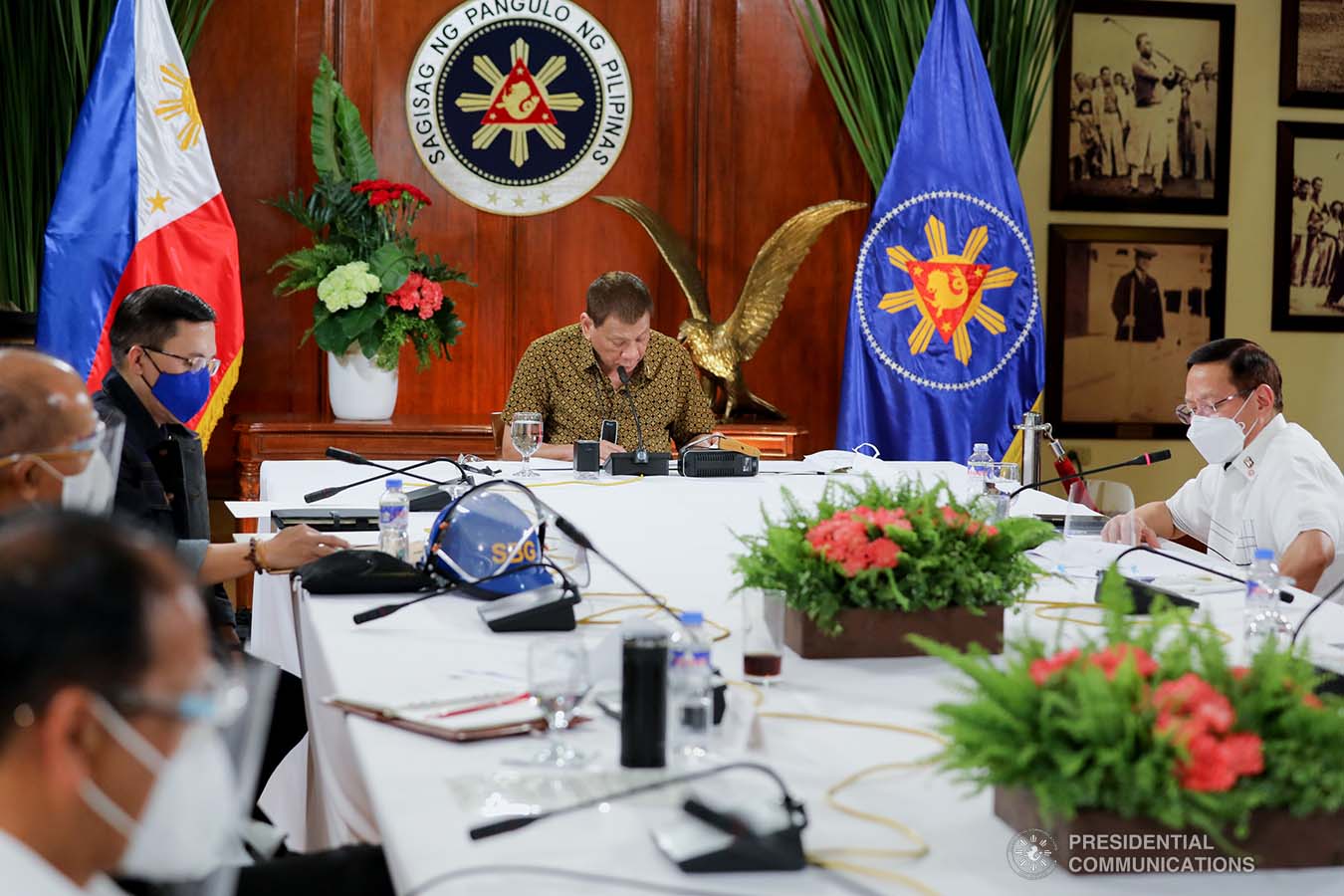 President Rodrigo Roa Duterte reviews a document during a meeting with the Inter-Agency Task Force on the Emerging Infectious Diseases (IATF-EID) core members at the Malago Clubhouse in Malacañang on September 28, 2020. ROBINSON NIÑAL/ PRESIDENTIAL PHOTO