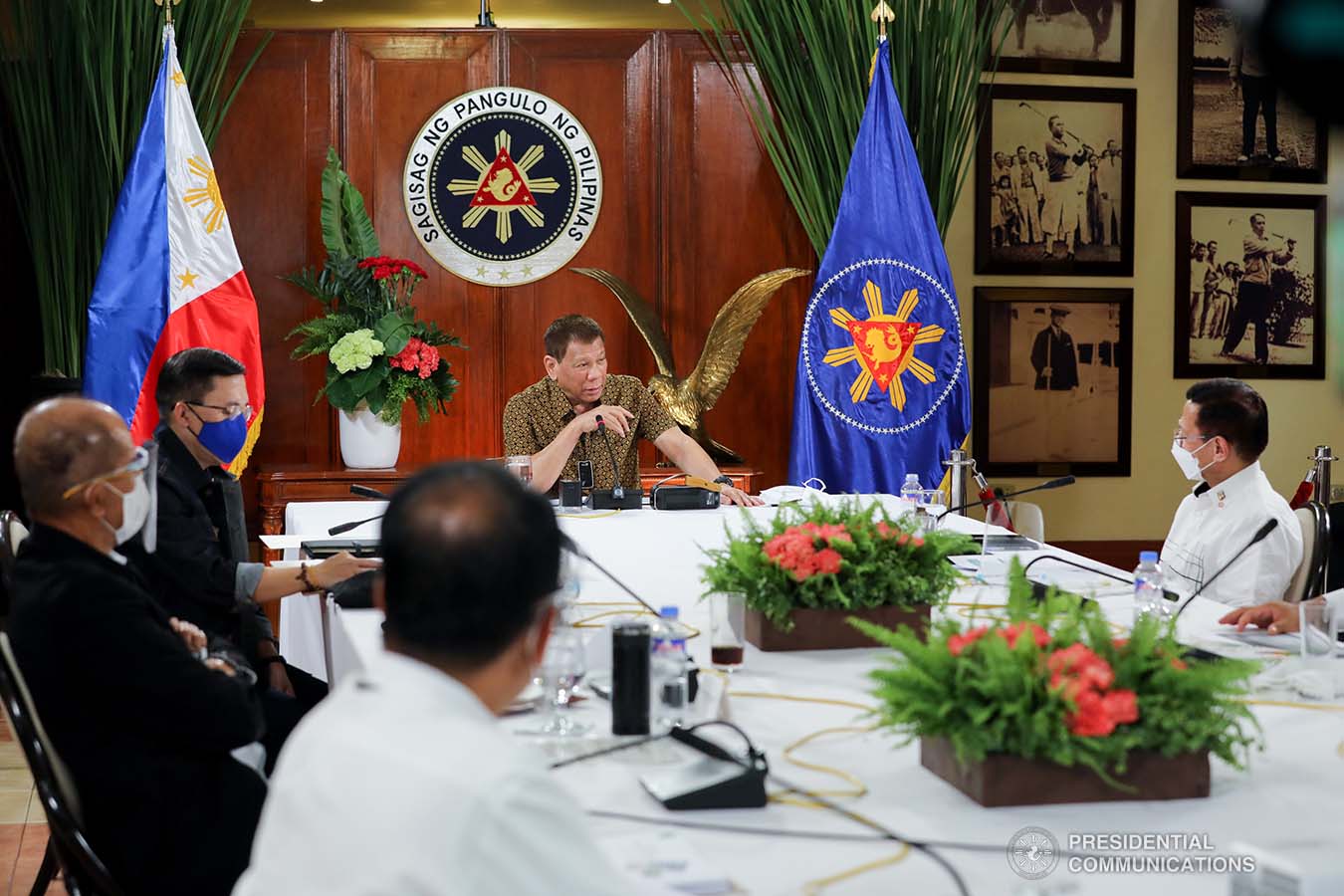 President Rodrigo Roa Duterte presides over a meeting with the Inter-Agency Task Force on the Emerging Infectious Diseases (IATF-EID) core members prior to his talk to the people at the Malago Clubhouse in Malacañang on September 28, 2020. ROBINSON NIÑAL/ PRESIDENTIAL PHOTO