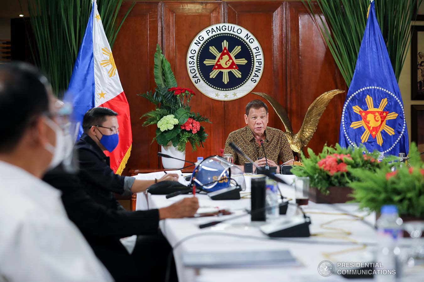 President Rodrigo Roa Duterte talks to the people after holding a meeting with the Inter-Agency Task Force on the Emerging Infectious Diseases (IATF-EID) core members at the Malago Clubhouse in Malacañang on September 28, 2020. ROBINSON NIÑAL/ PRESIDENTIAL PHOTO