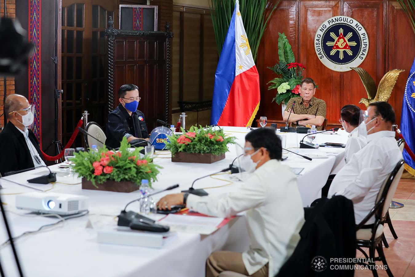 President Rodrigo Roa Duterte presides over a meeting with the Inter-Agency Task Force on the Emerging Infectious Diseases (IATF-EID) core members prior to his talk to the people at the Malago Clubhouse in Malacañang on September 28, 2020. ROBINSON NIÑAL/ PRESIDENTIAL PHOTO